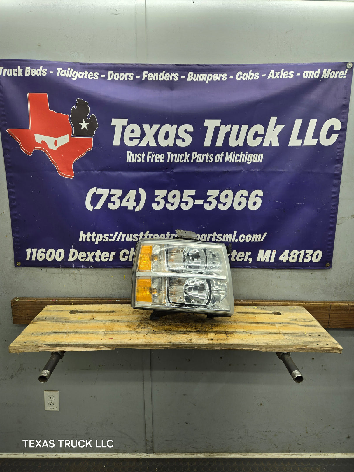 2007-2013 Chevrolet Silverado 1500 2500 3500 RH Passenger Side Halogen Headlight 25833679