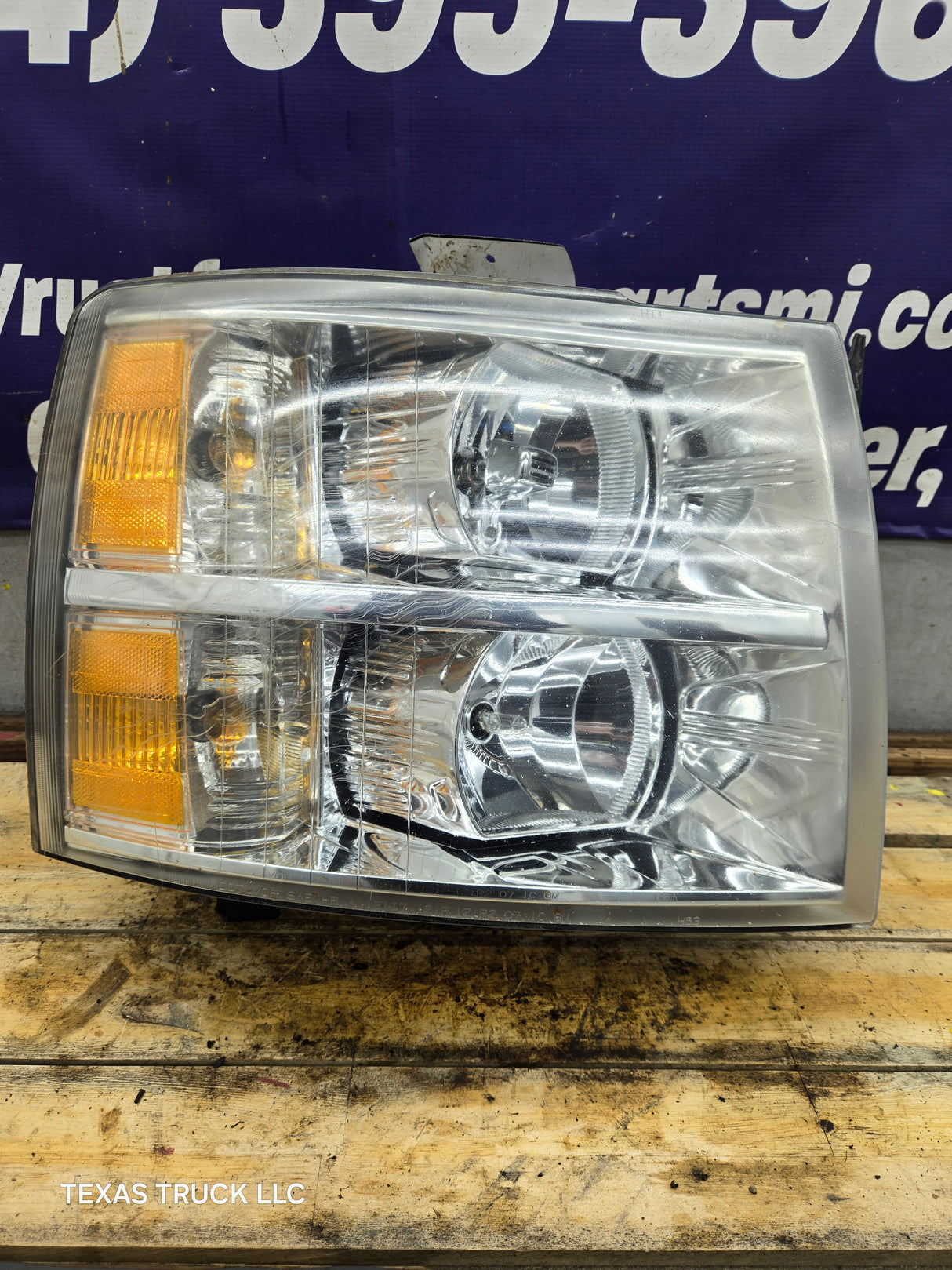 2007-2013 Chevrolet Silverado 1500 2500 3500 RH Passenger Side Halogen Headlight 25833679