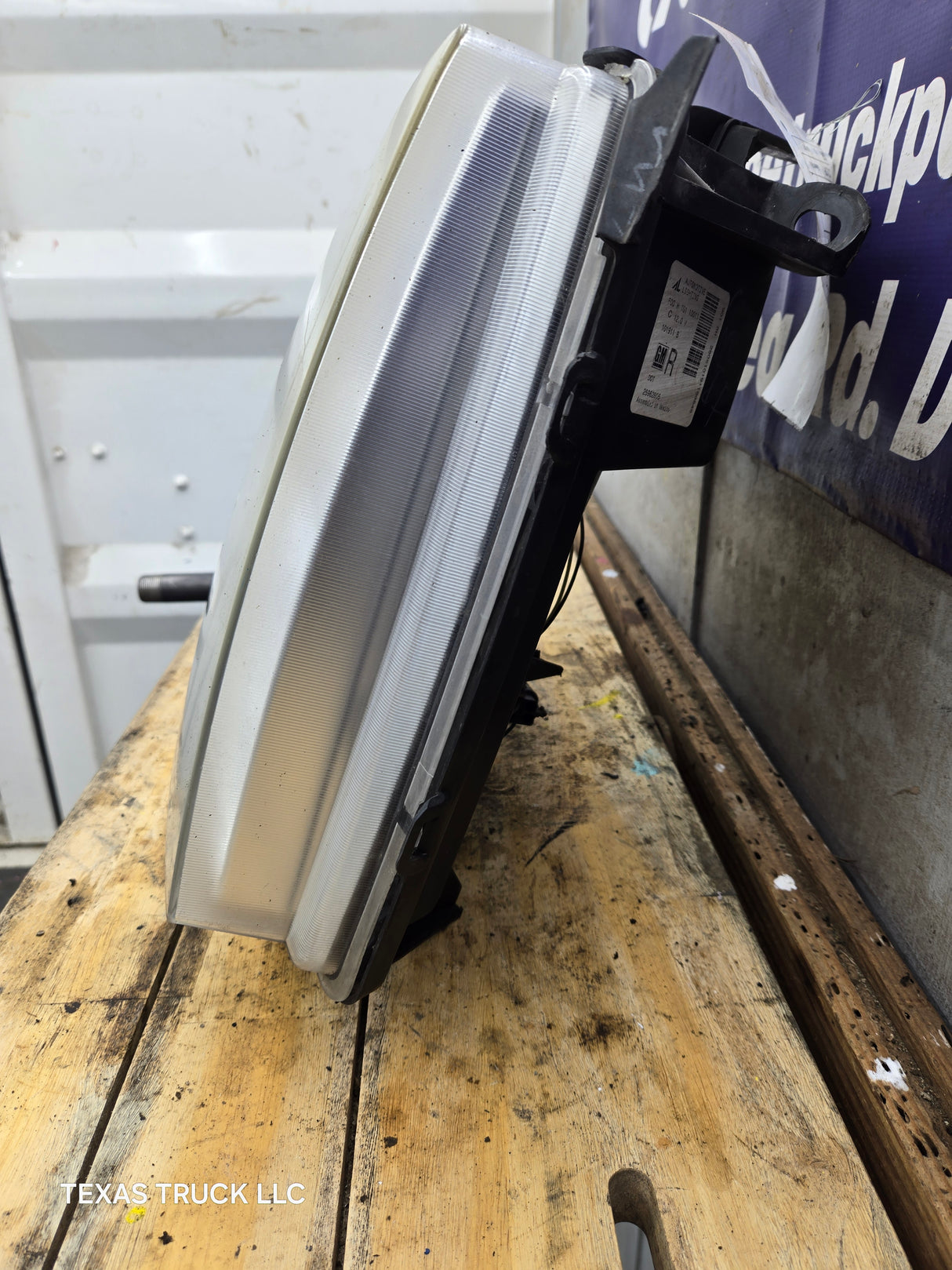 2007-2013 Chevrolet Silverado 1500 2500 3500 RH Passenger Side Halogen Headlight 25833679