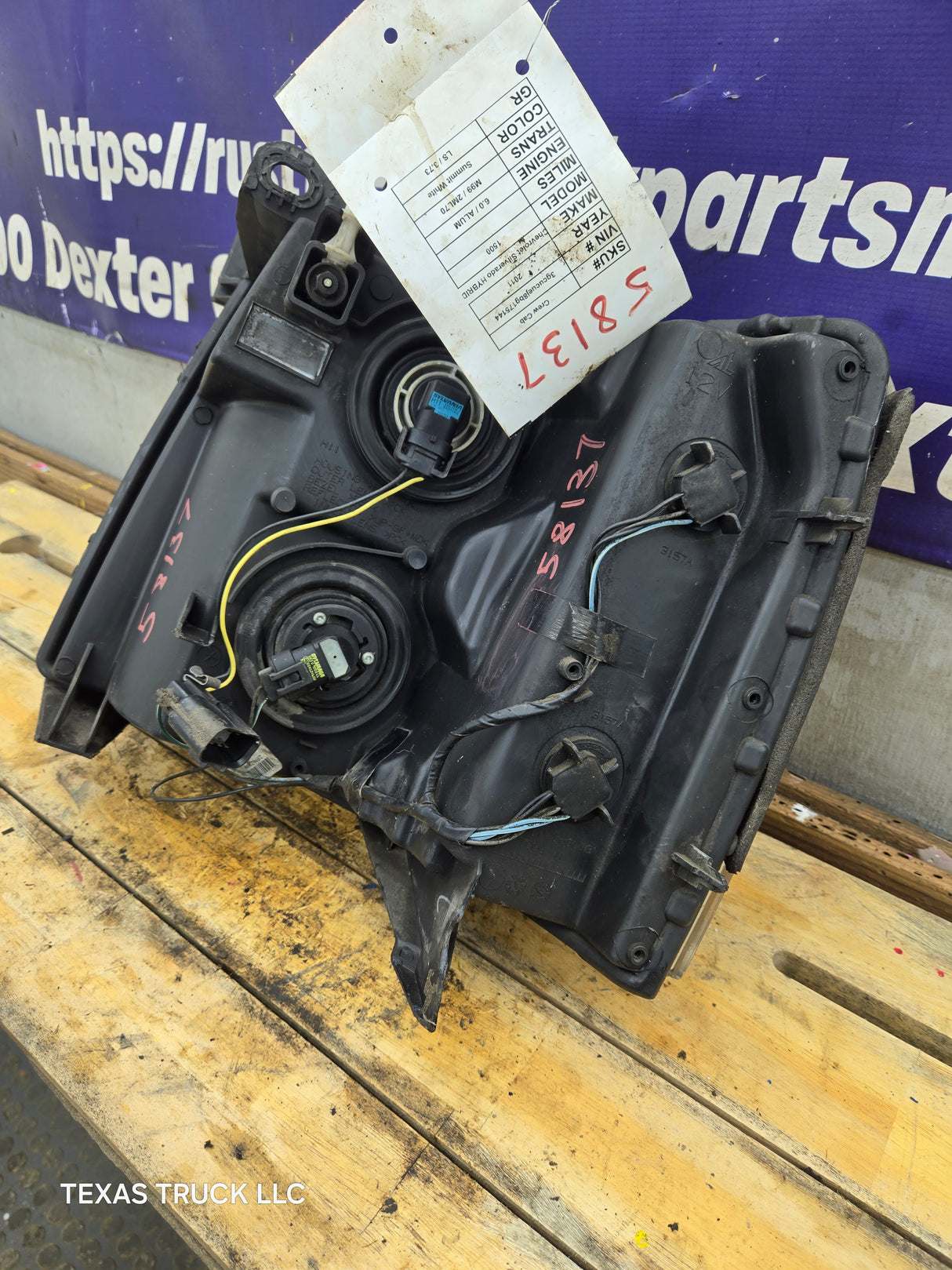 2007-2013 Chevrolet Silverado 1500 2500 3500 RH Passenger Side Halogen Headlight 25833679