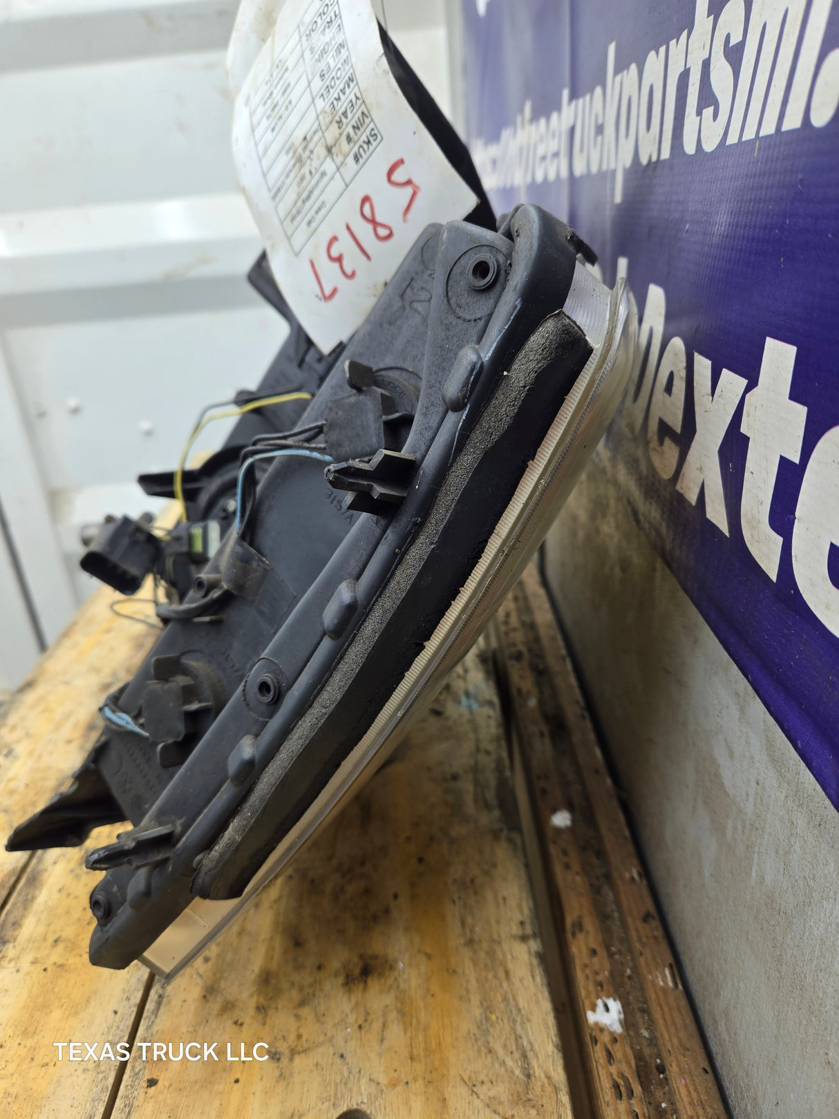 2007-2013 Chevrolet Silverado 1500 2500 3500 RH Passenger Side Halogen Headlight 25833679