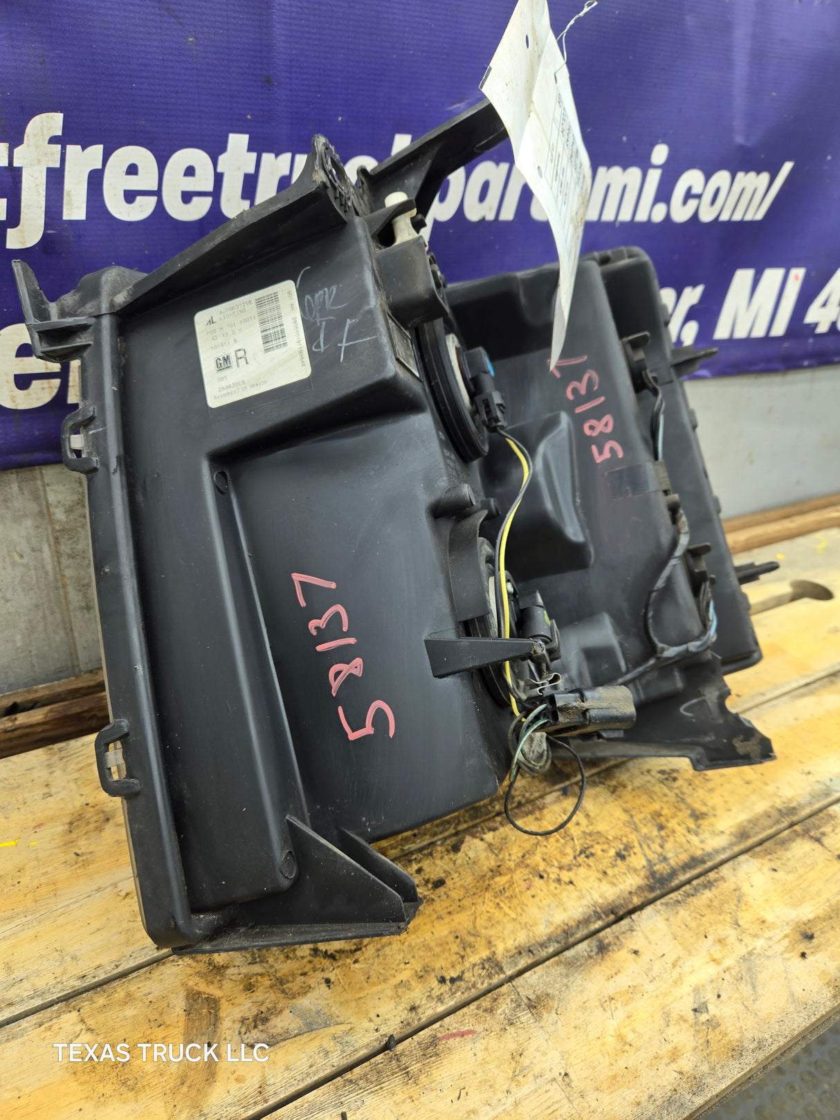 2007-2013 Chevrolet Silverado 1500 2500 3500 RH Passenger Side Halogen Headlight 25833679