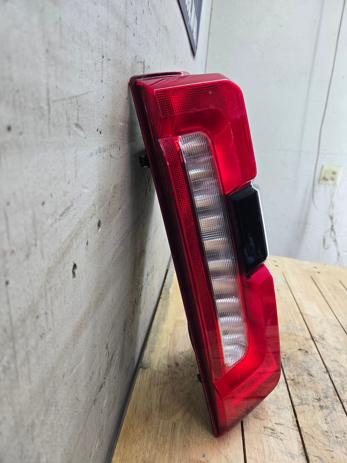 2023-2026 Ford Super Duty F250 F350 RH Incandescent Passenger Side Tail Light With Bliss PC3B-13B504-BJ