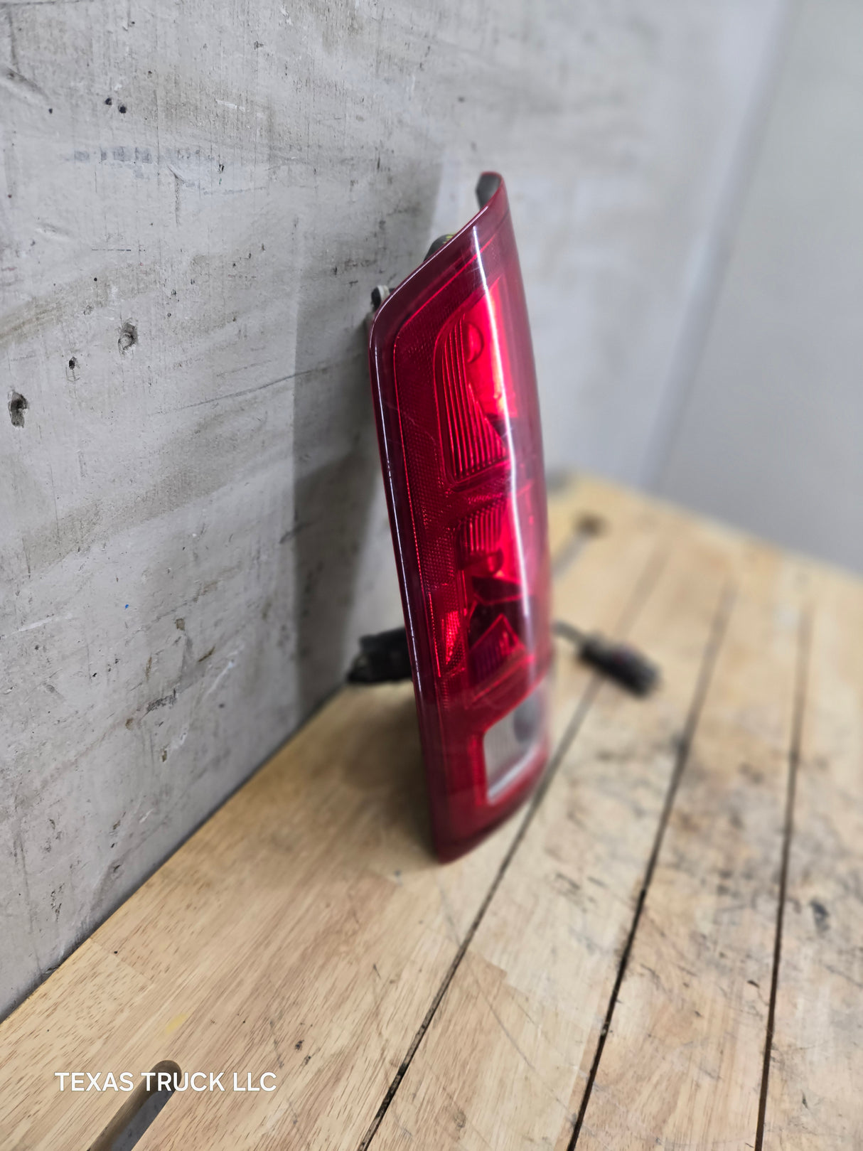 2003-2006 Dodge Ram 3rd Gen 1500 2500 3500 LH Driver Side Tail Light 55077117