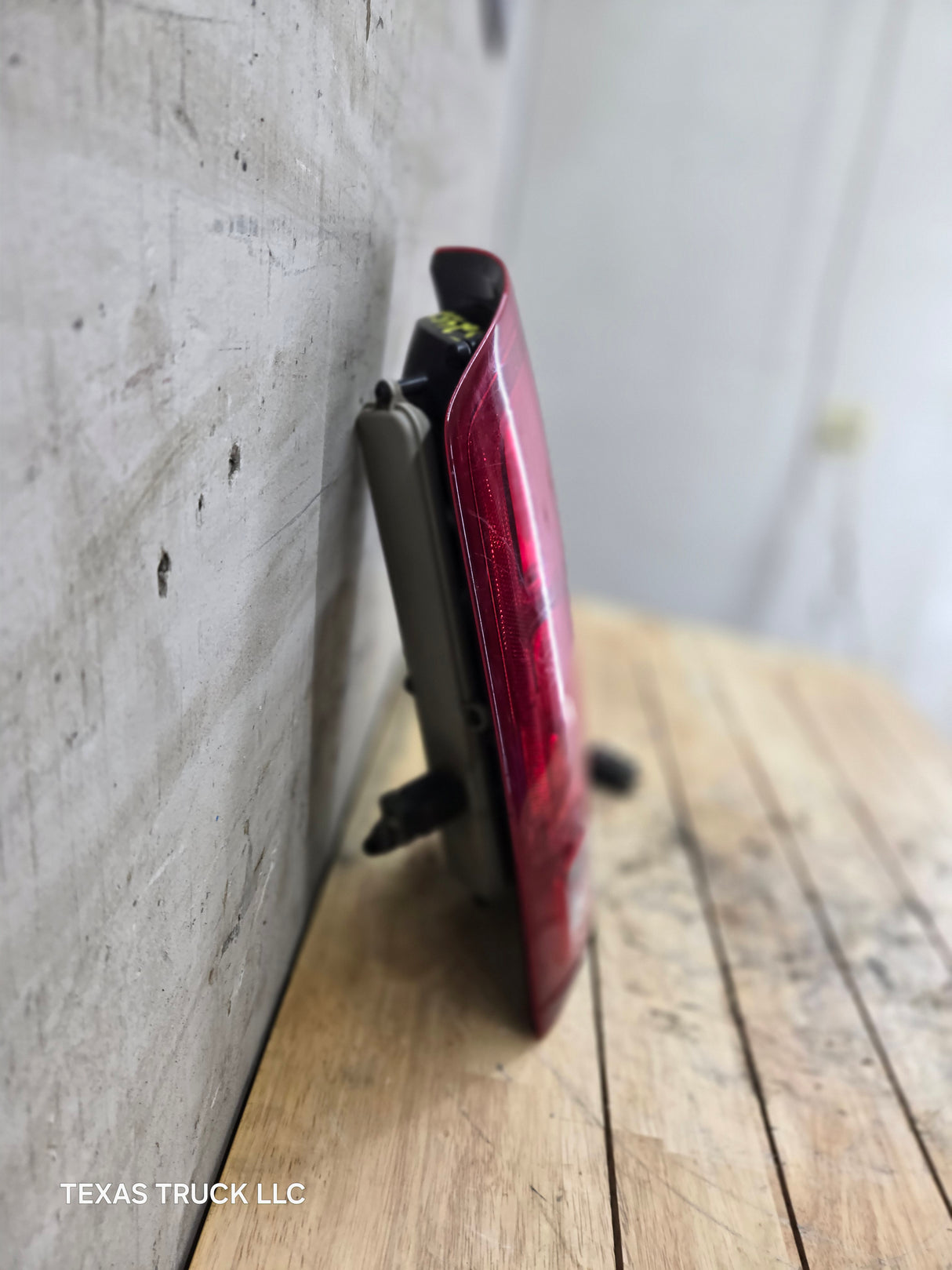 2003-2006 Dodge Ram 3rd Gen 1500 2500 3500 LH Driver Side Tail Light 55077117