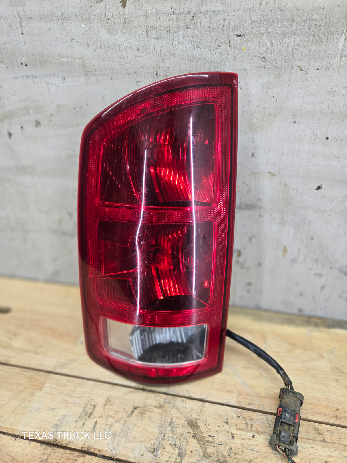 2003-2006 Dodge Ram 3rd Gen 1500 2500 3500 LH Driver Side Tail Light 55077117