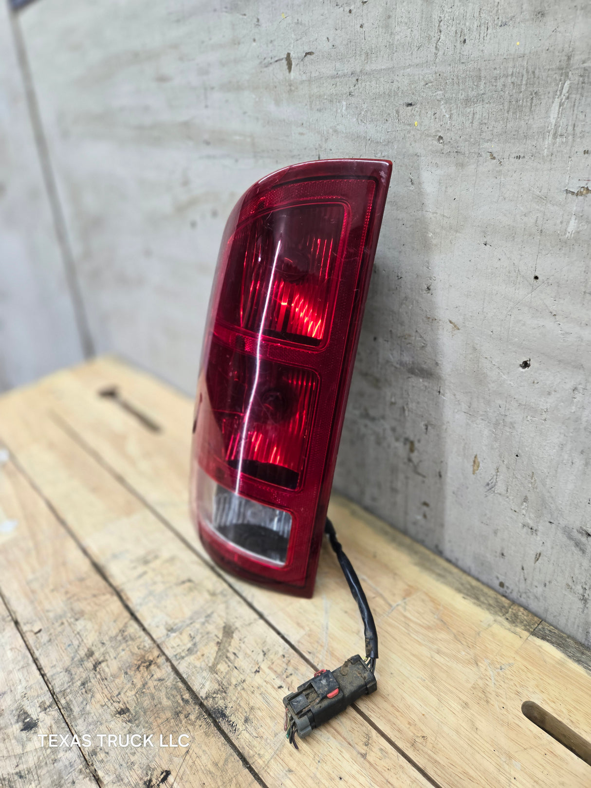 2003-2006 Dodge Ram 3rd Gen 1500 2500 3500 LH Driver Side Tail Light 55077117