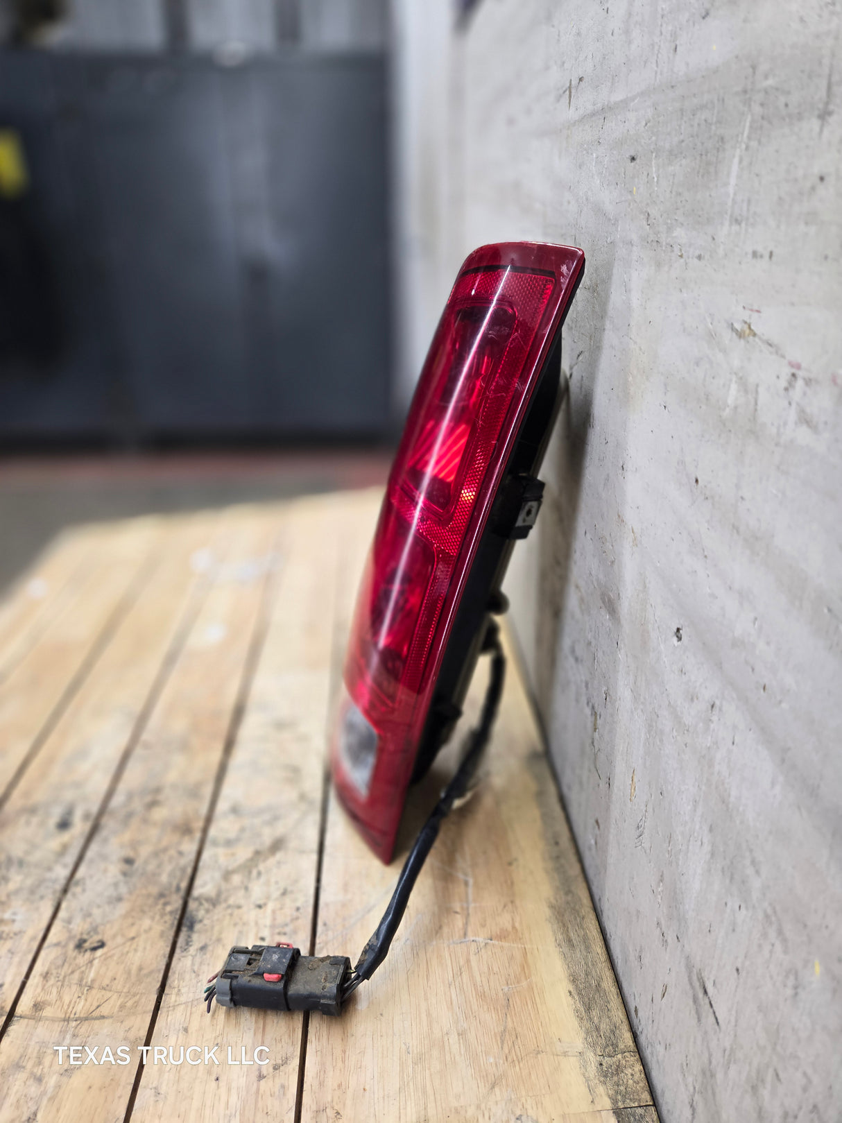 2003-2006 Dodge Ram 3rd Gen 1500 2500 3500 LH Driver Side Tail Light 55077117