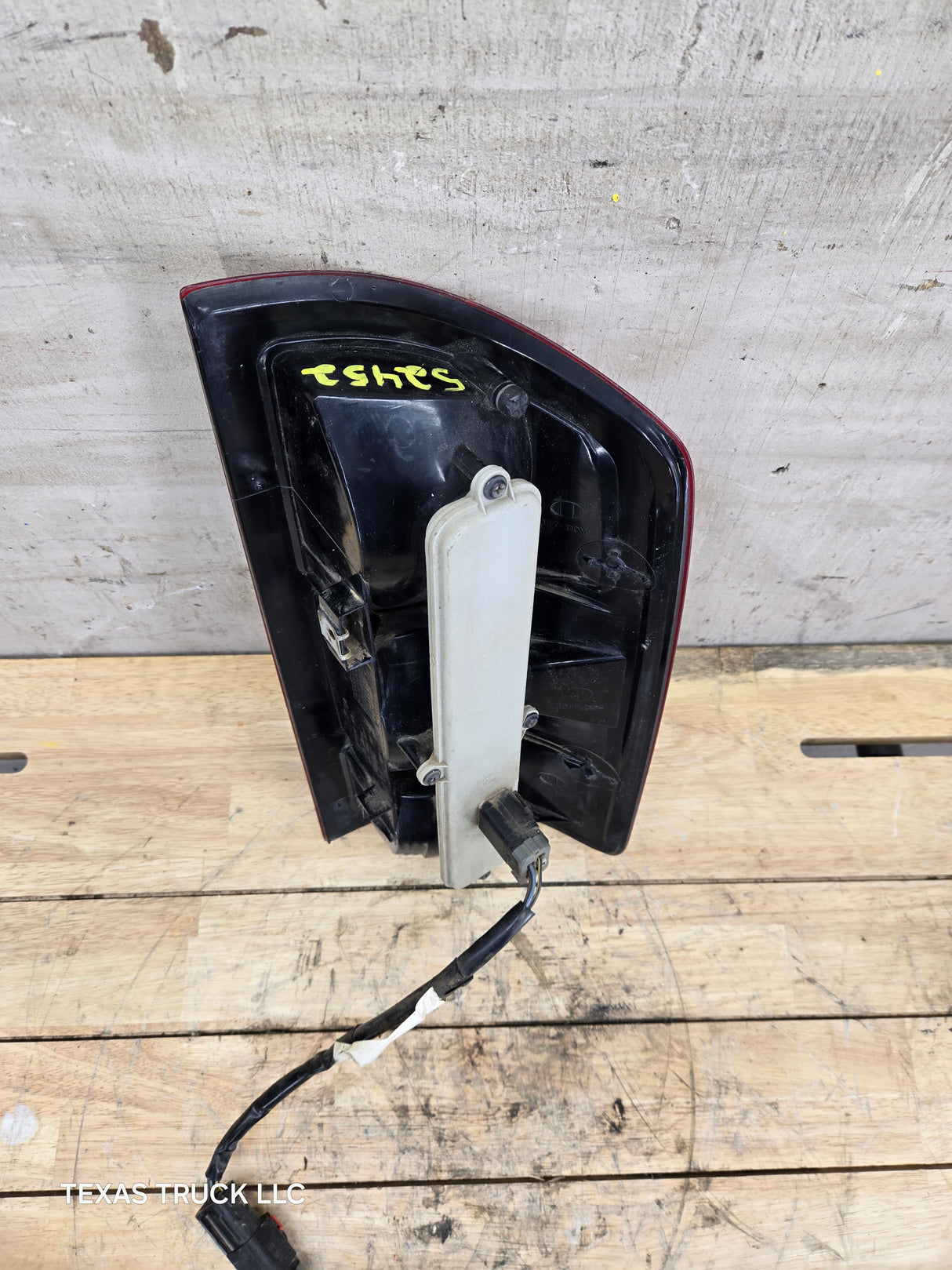 2003-2006 Dodge Ram 3rd Gen 1500 2500 3500 LH Driver Side Tail Light 55077117