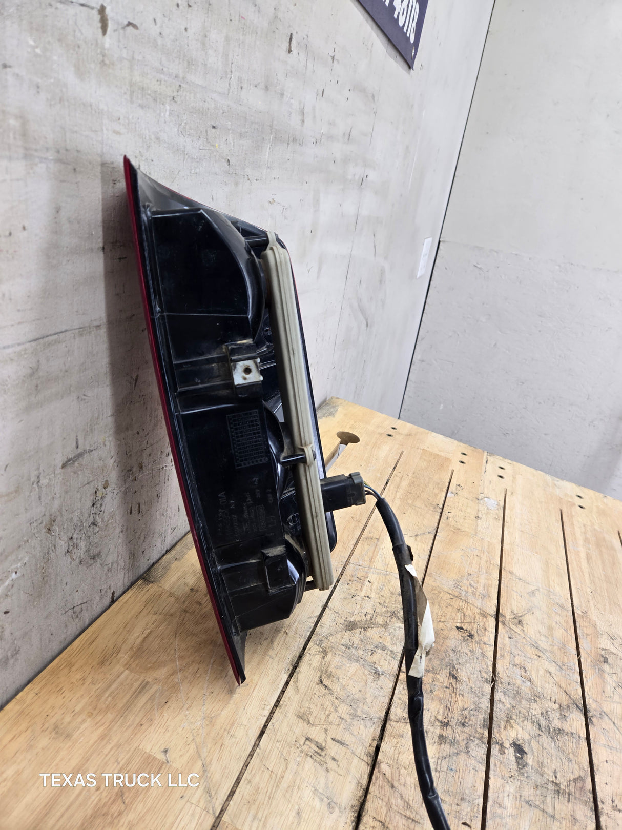 2003-2006 Dodge Ram 3rd Gen 1500 2500 3500 LH Driver Side Tail Light 55077117