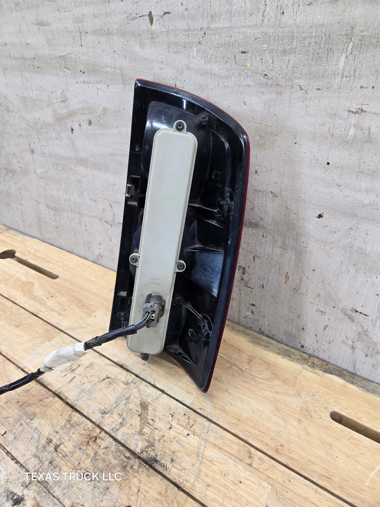 2003-2006 Dodge Ram 3rd Gen 1500 2500 3500 LH Driver Side Tail Light 55077117