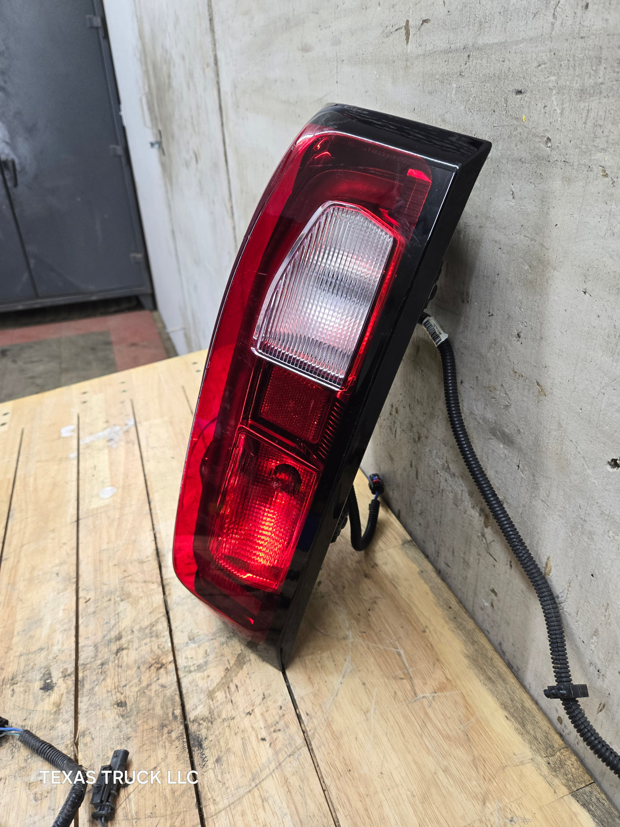 2019-2023 GMC Sierra 1500 2500 3500 HD RH Passenger Side Tail Light 85115888