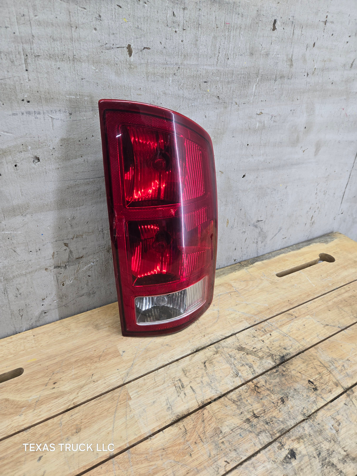 2003-2006 Dodge Ram 3rd Gen 1500 2500 3500 RH Passenger Side Tail Light