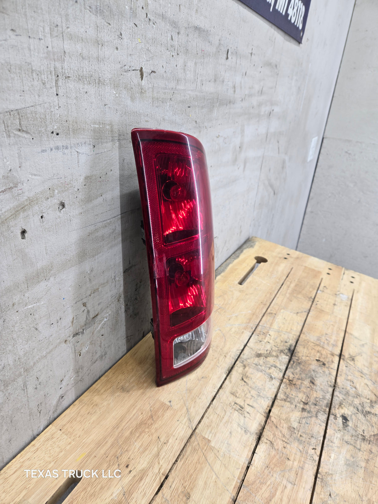 2003-2006 Dodge Ram 3rd Gen 1500 2500 3500 RH Passenger Side Tail Light