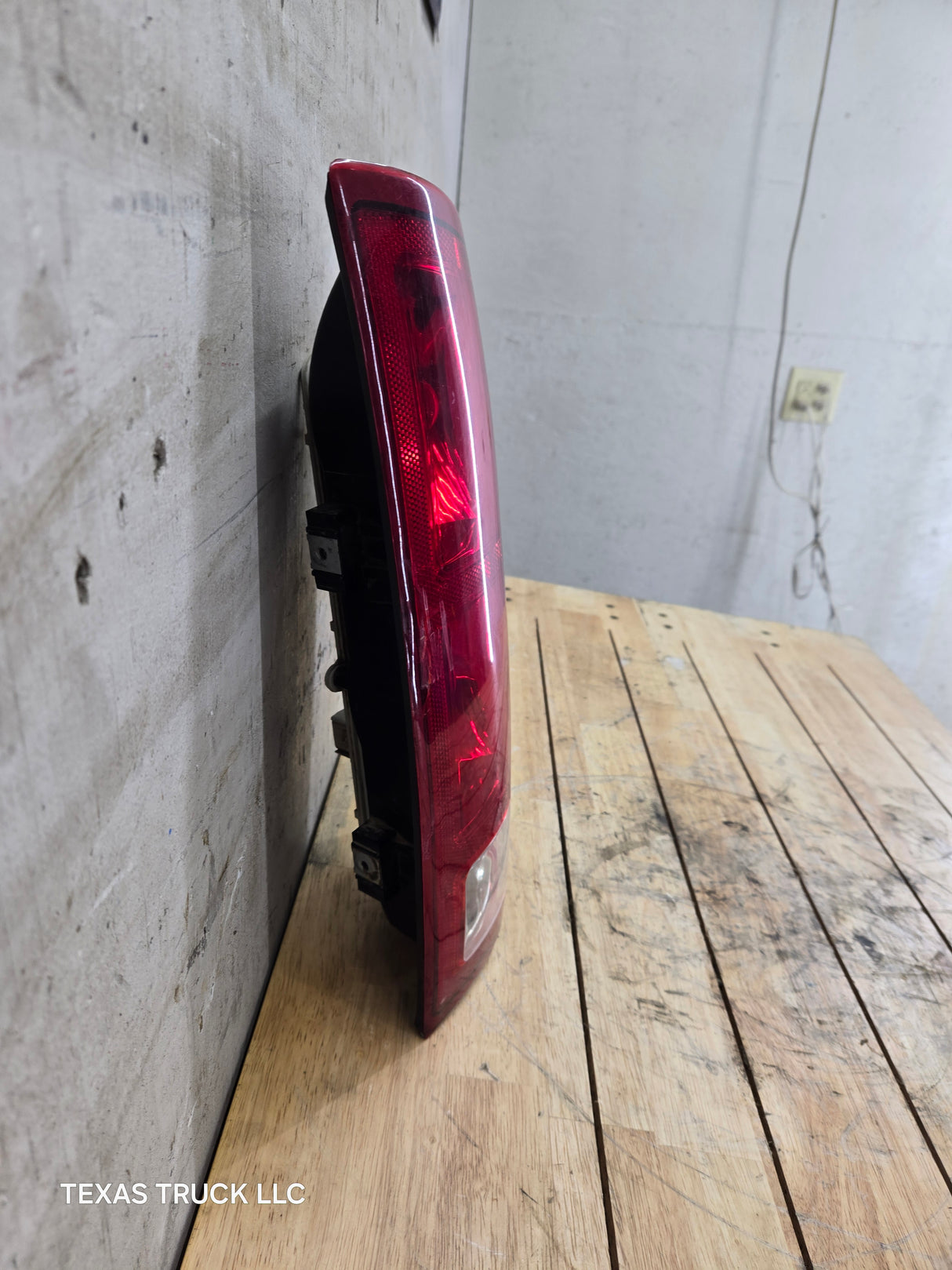 2003-2006 Dodge Ram 3rd Gen 1500 2500 3500 RH Passenger Side Tail Light