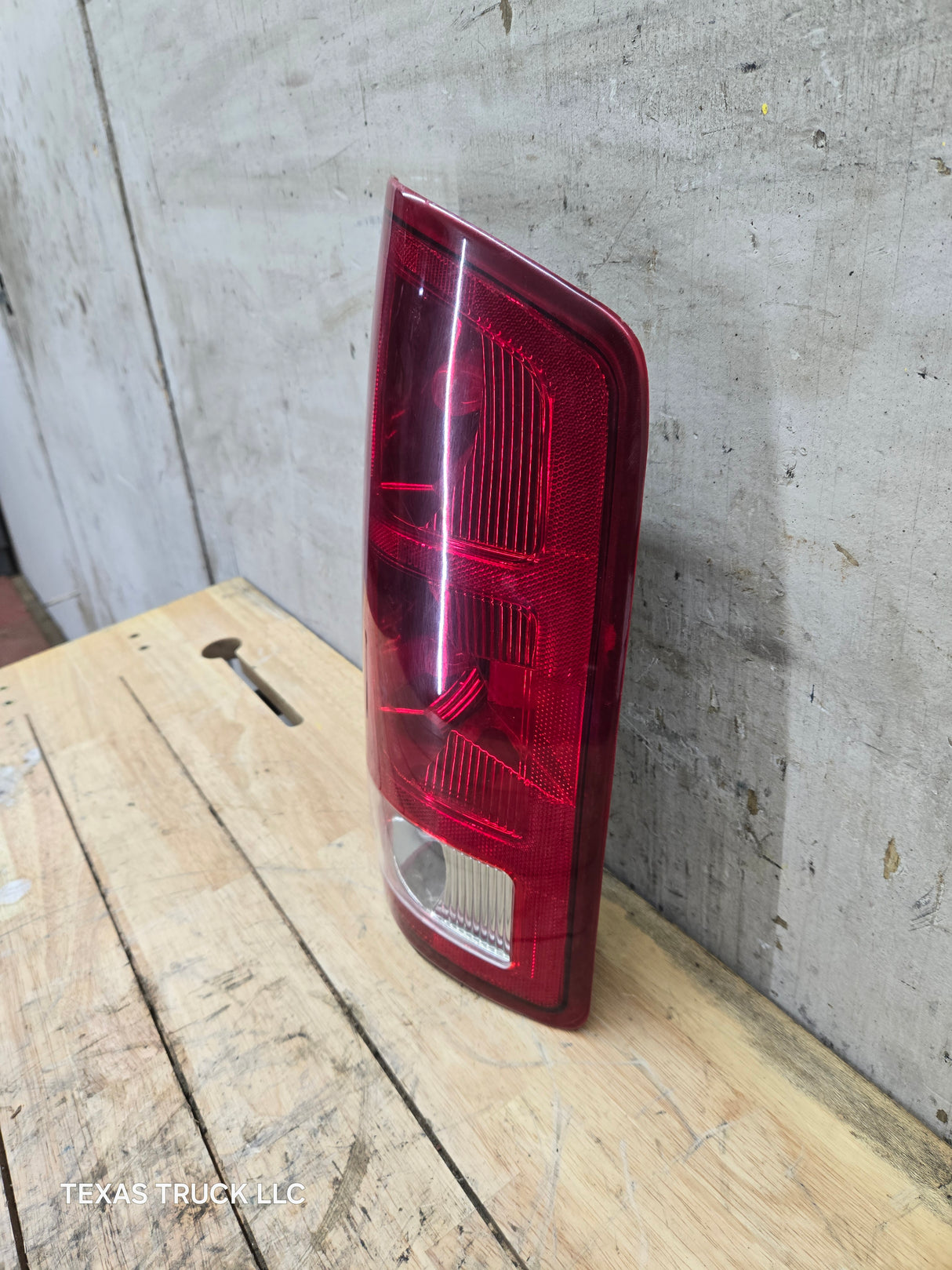 2003-2006 Dodge Ram 3rd Gen 1500 2500 3500 RH Passenger Side Tail Light