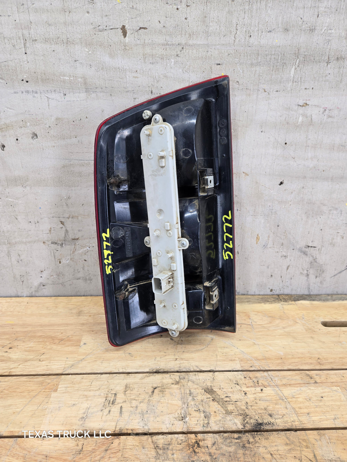 2003-2006 Dodge Ram 3rd Gen 1500 2500 3500 RH Passenger Side Tail Light