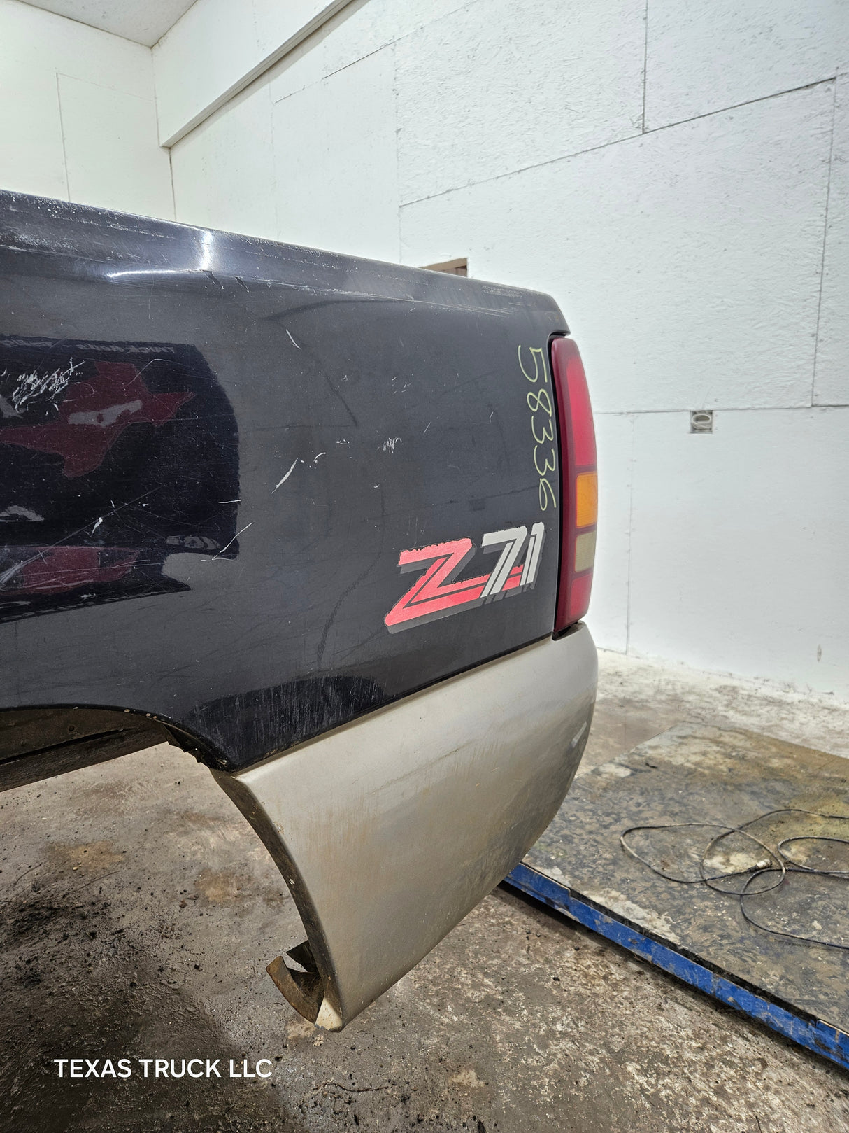 1999-2007 Chevrolet Silverado / GMC Sierra 1500 2500HD 3500HD 6' 6" Short Truck Bed