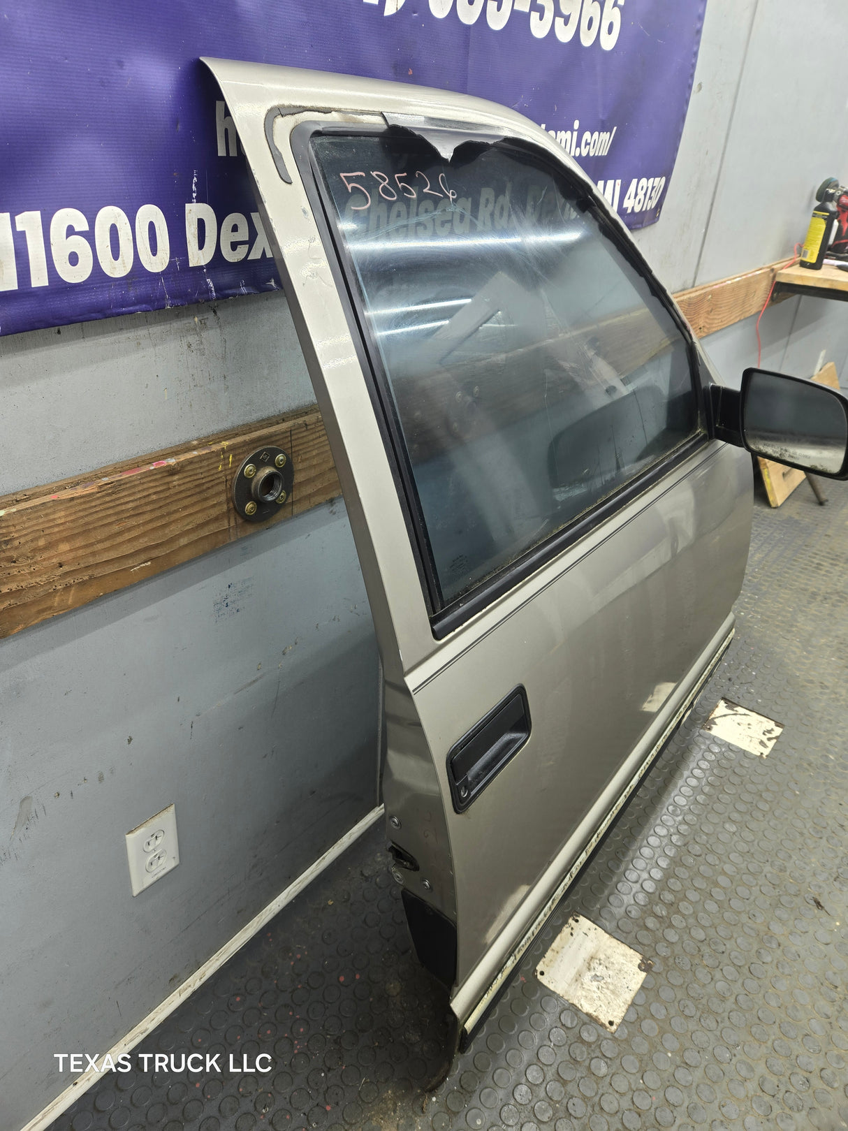 1988-2000 Chevrolet Silverado Suburban GMC Sierra Front Passenger Side Door RH