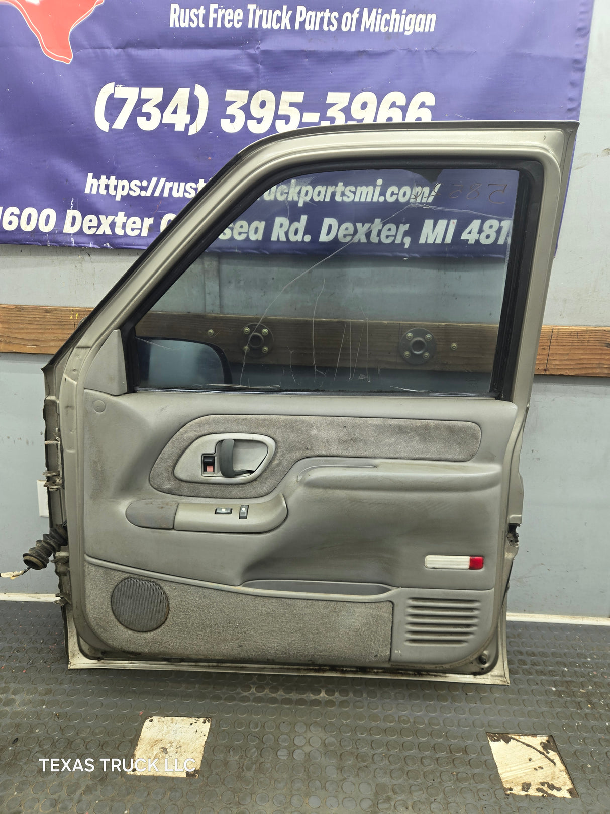 1988-2000 Chevrolet Silverado Suburban GMC Sierra Front Passenger Side Door RH