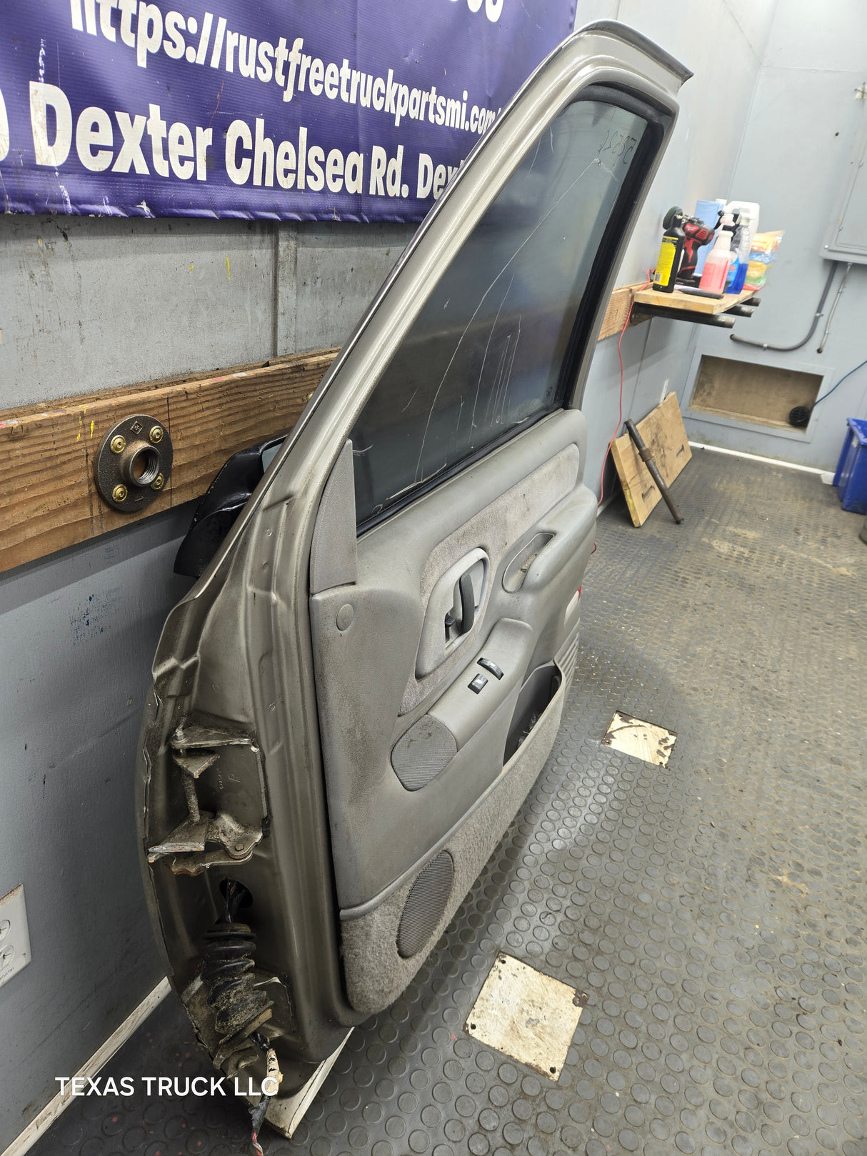 1988-2000 Chevrolet Silverado Suburban GMC Sierra Front Passenger Side Door RH