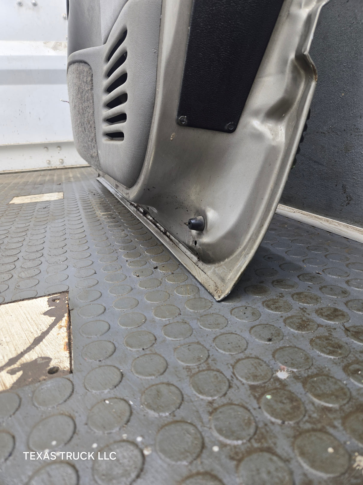 1988-2000 Chevrolet Silverado Suburban GMC Sierra Front Passenger Side Door RH