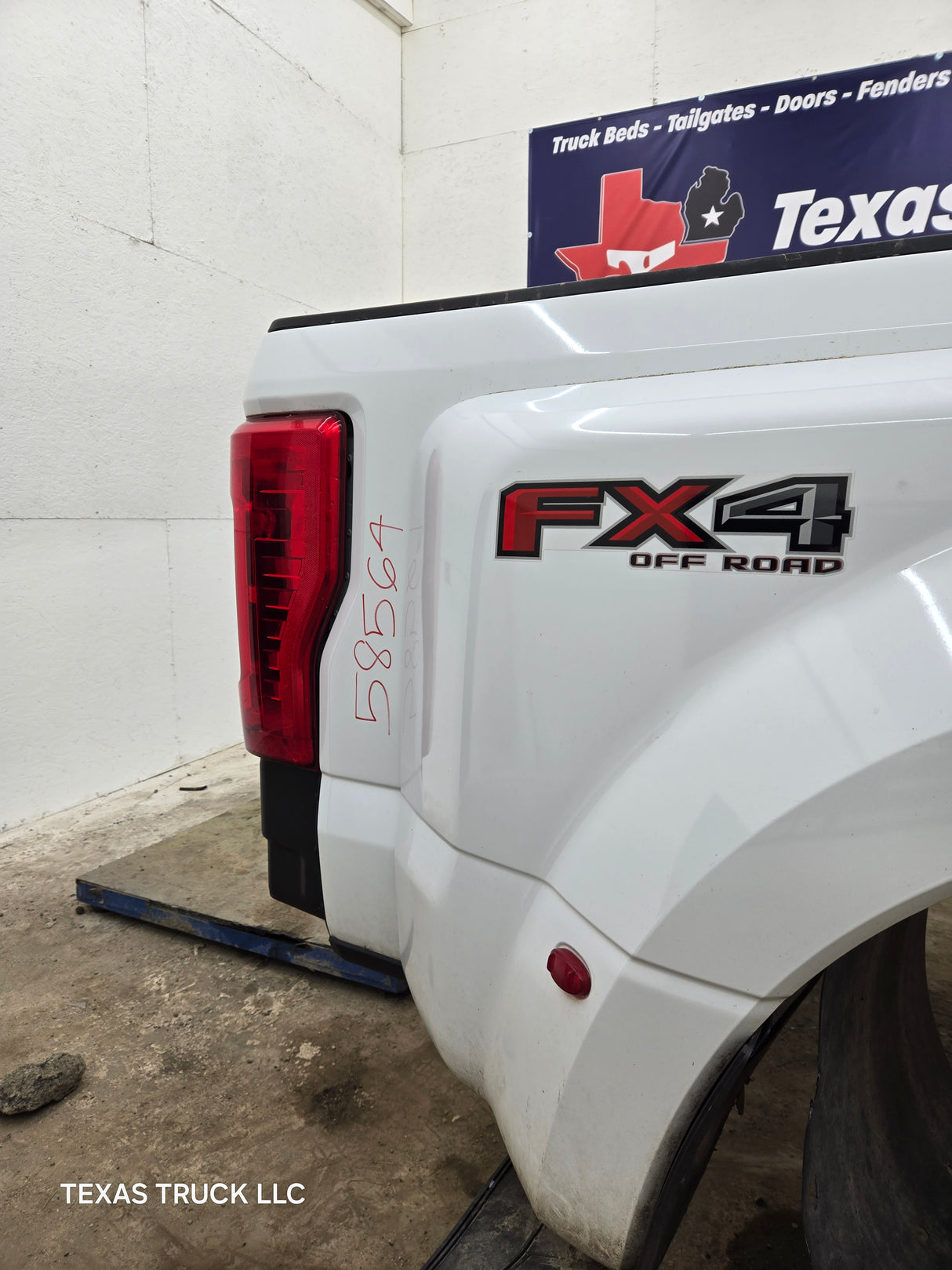 2017-2022 Ford Super Duty F350 F450 F550 8' Dually Bed - Oxford white