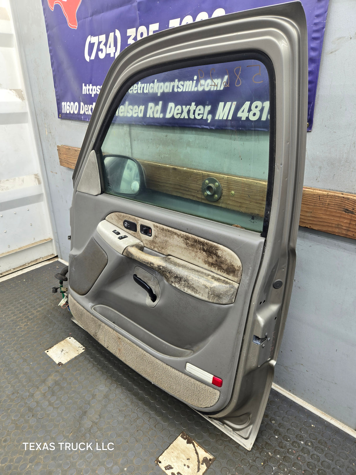 1999-2006 Chevrolet Silverado / GMC Sierra 1500 2500 3500 HD Front Passenger Side Door RH