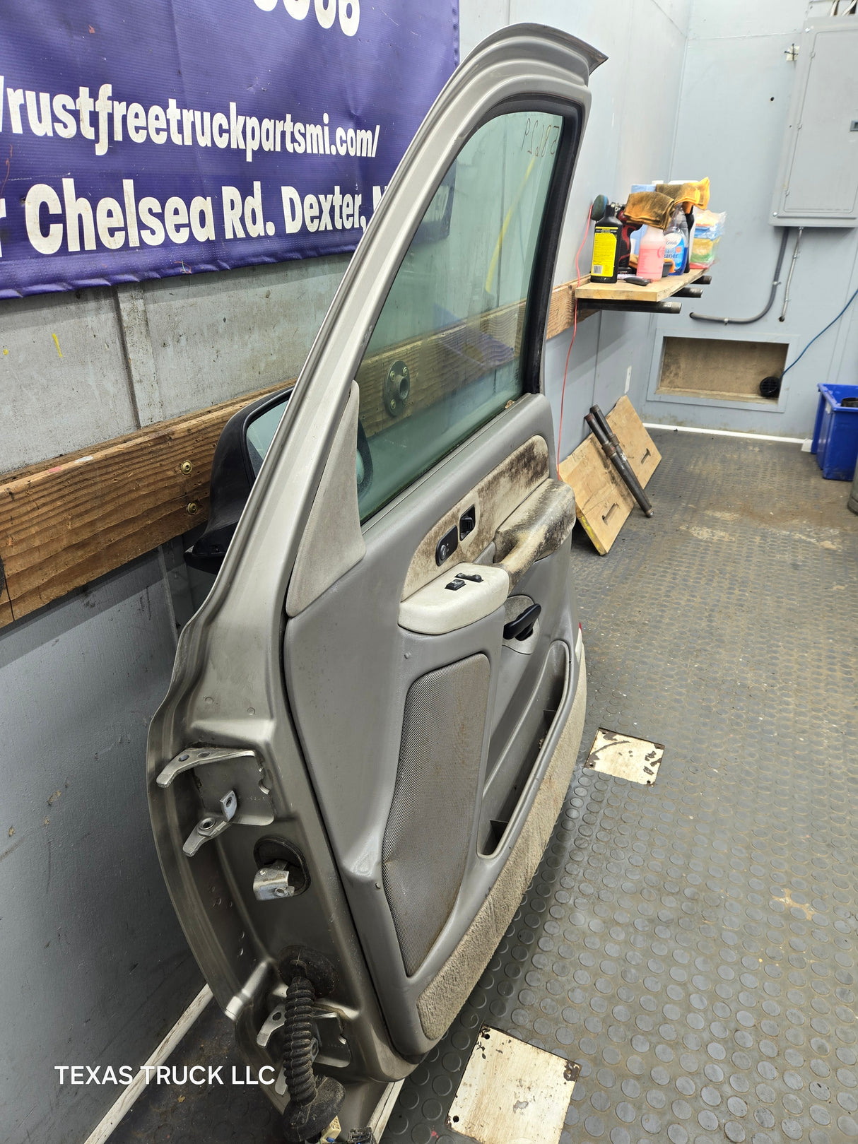 1999-2006 Chevrolet Silverado / GMC Sierra 1500 2500 3500 HD Front Passenger Side Door RH
