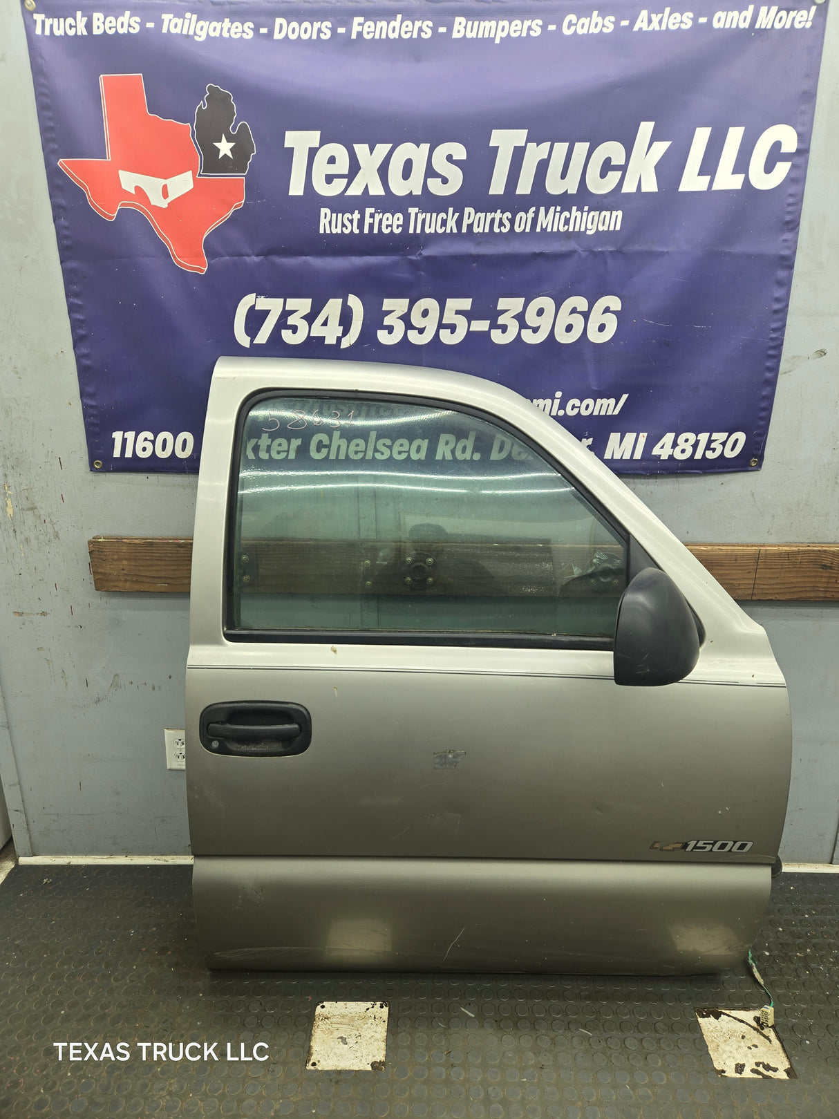 1999-2006 Chevrolet Silverado / GMC Sierra 1500 2500 3500 HD Front Passenger Side Door RH