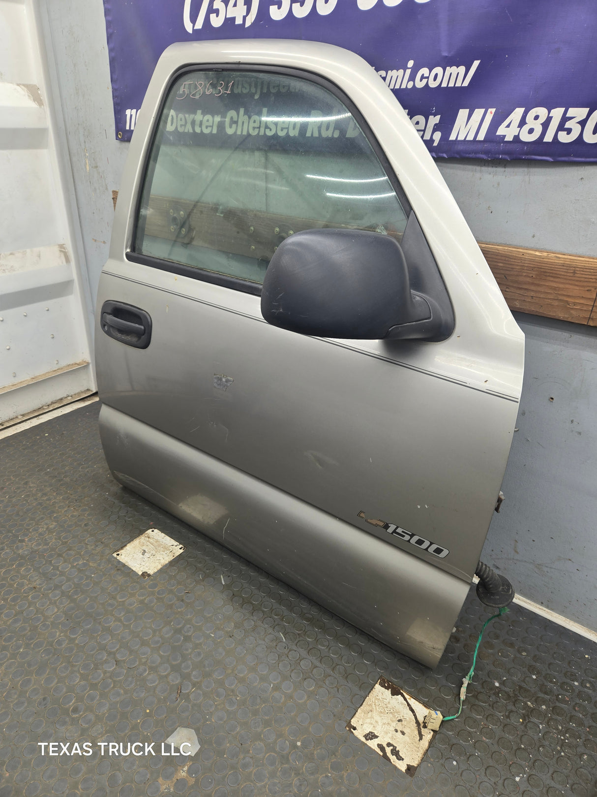 1999-2006 Chevrolet Silverado / GMC Sierra 1500 2500 3500 HD Front Passenger Side Door RH