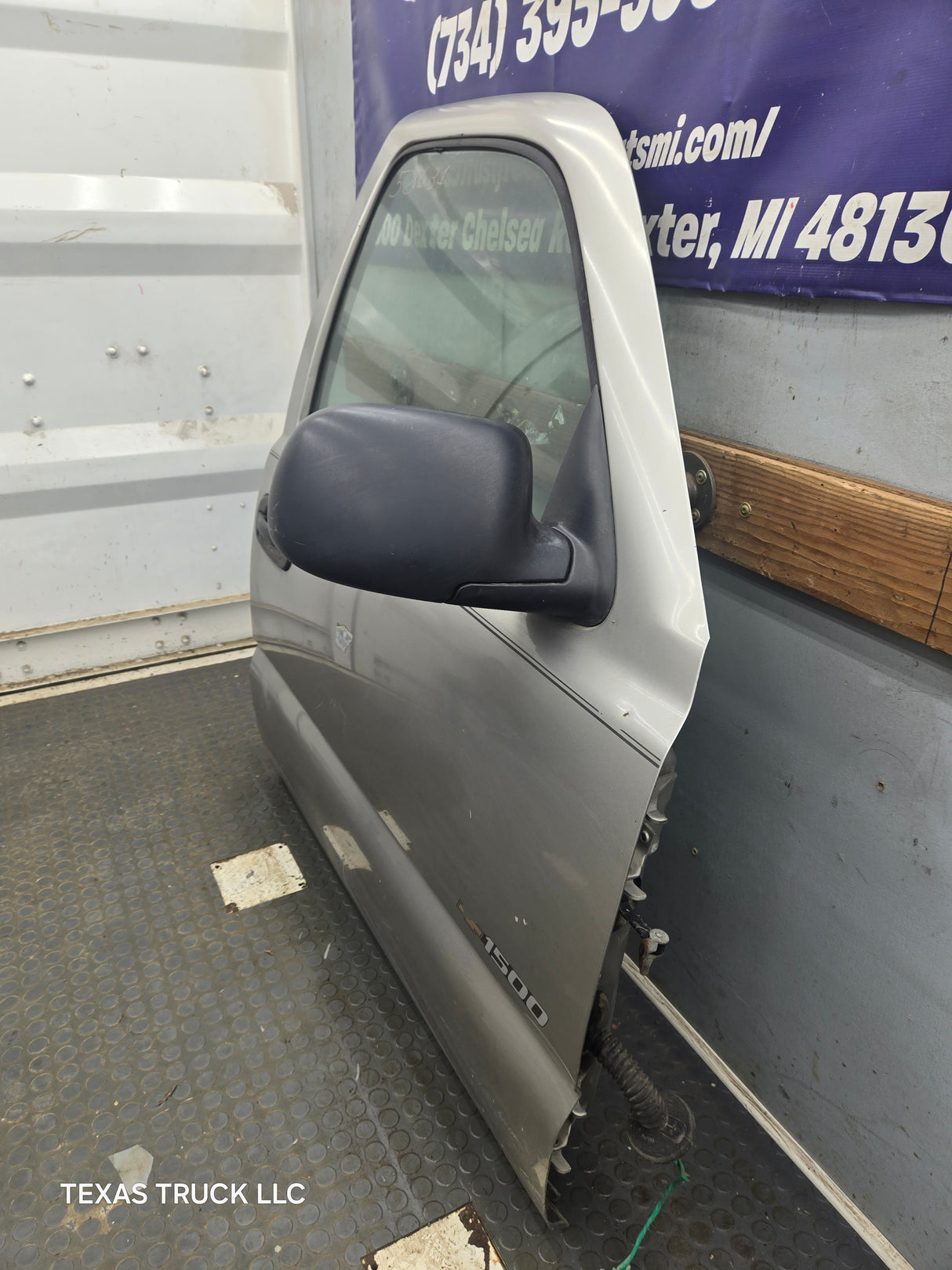 1999-2006 Chevrolet Silverado / GMC Sierra 1500 2500 3500 HD Front Passenger Side Door RH