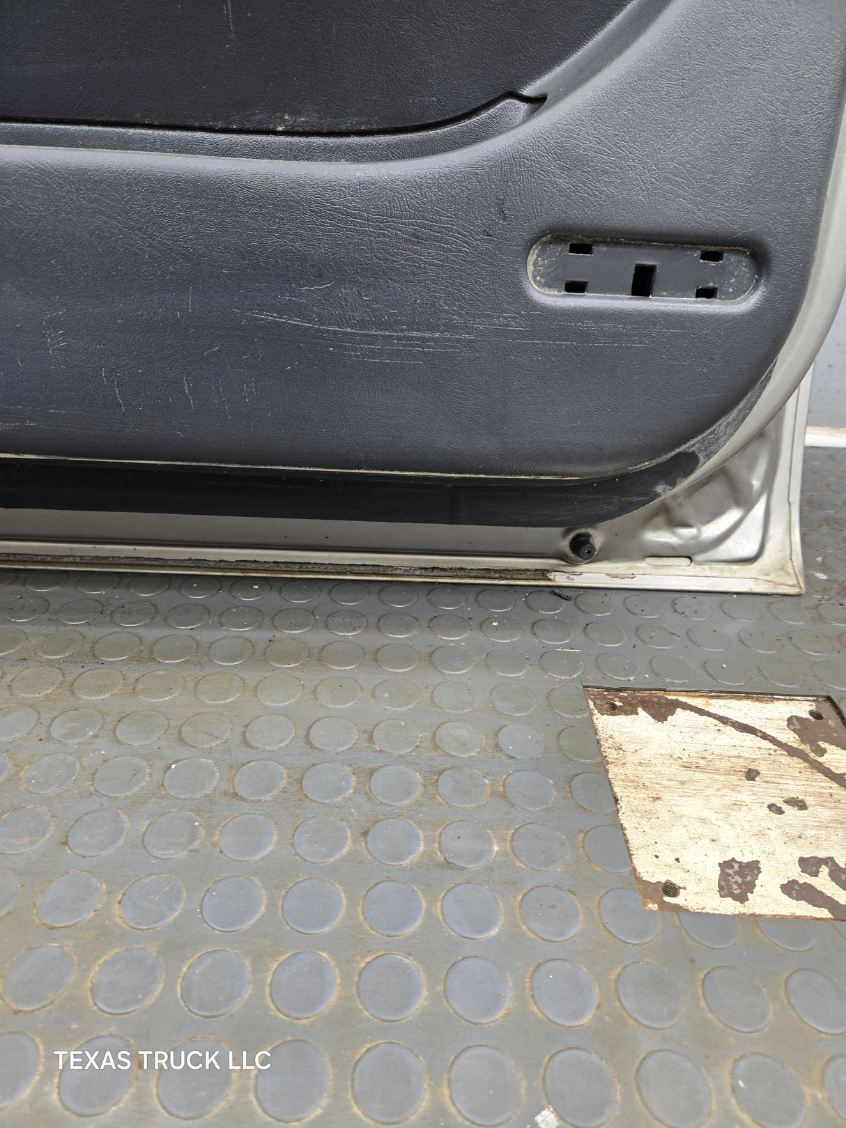 1999-2006 Chevrolet Silverado / GMC Sierra 1500 2500 3500 HD Front Passenger Side Door RH
