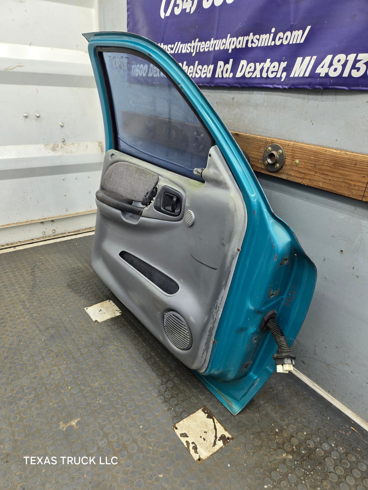 1997-2000 Dodge Dakota Driver Side LH Front Door