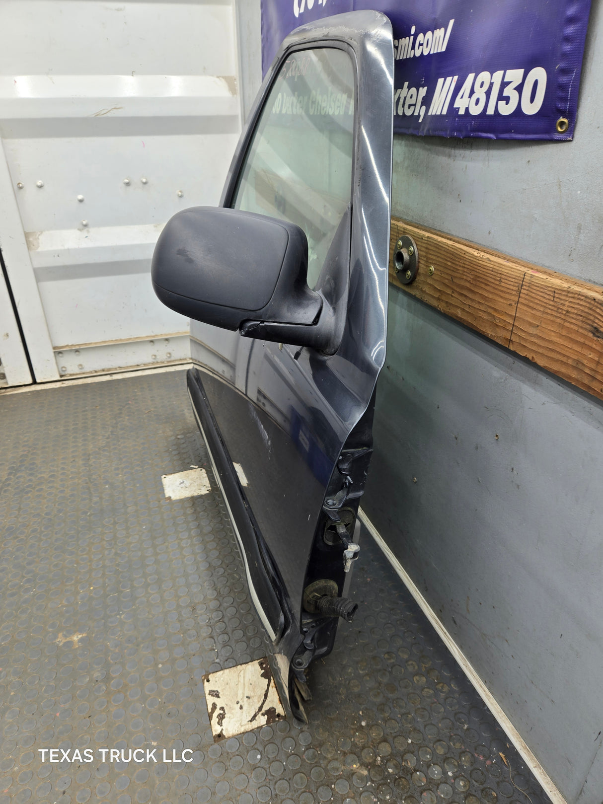 1999-2006 Chevrolet Silverado / GMC Sierra 1500 2500 3500 HD Front Passenger side Door RH