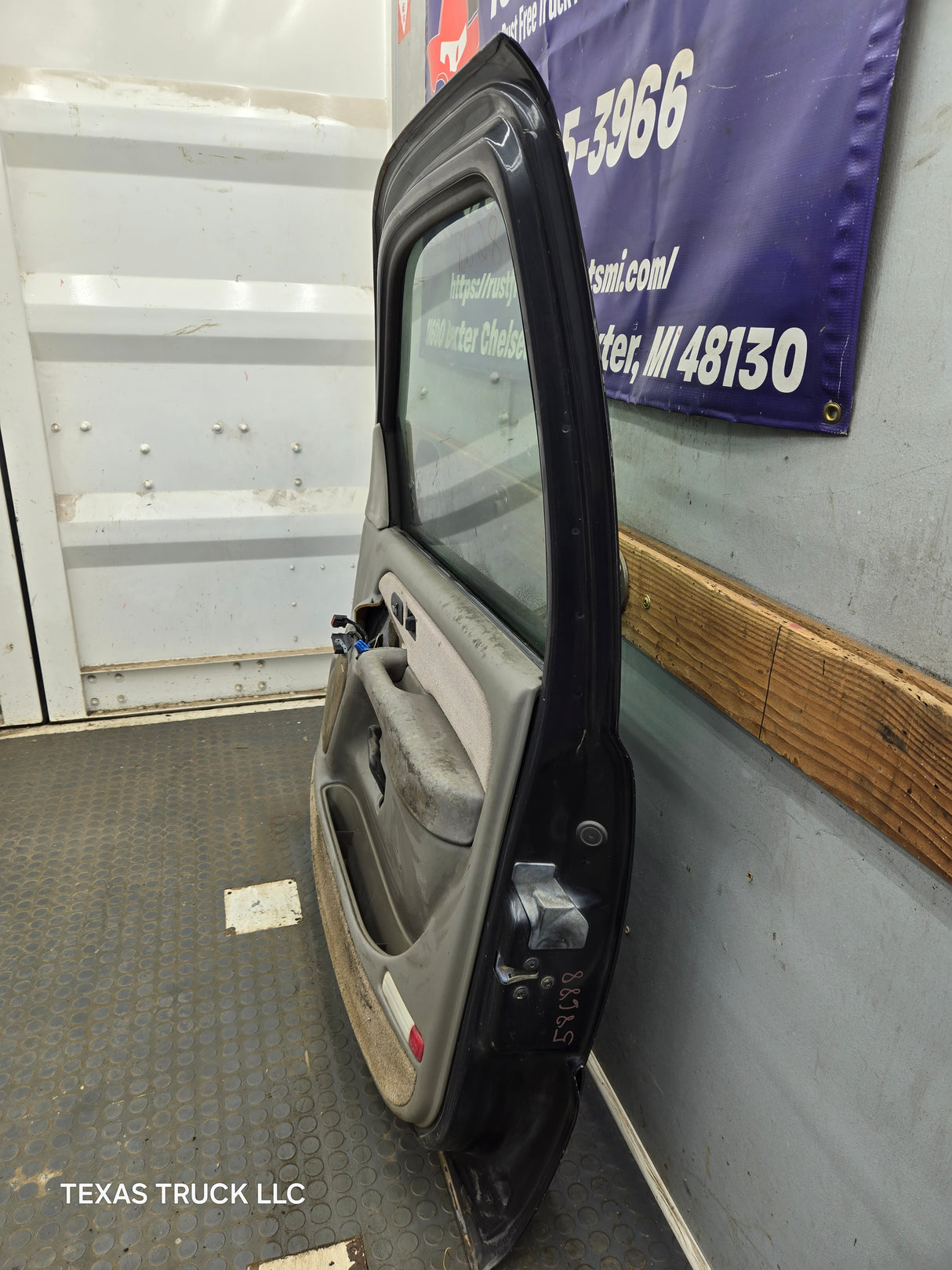 1999-2006 Chevrolet Silverado / GMC Sierra 1500 2500 3500 HD Front Passenger side Door RH