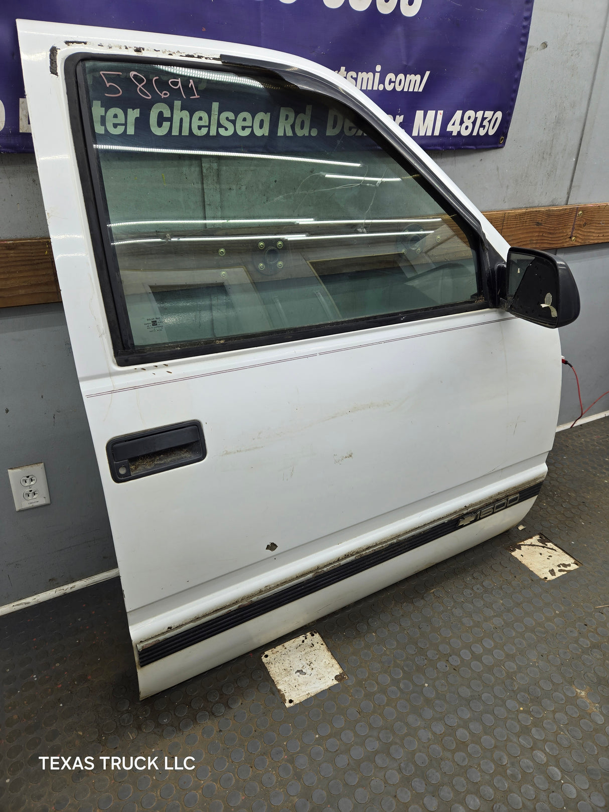 1988-2000 Chevrolet Silverado Suburban GMC Sierra RH Front Passenger Door