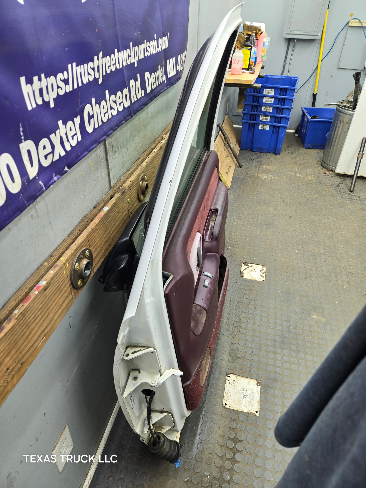 1988-2000 Chevrolet Silverado Suburban GMC Sierra RH Front Passenger Door