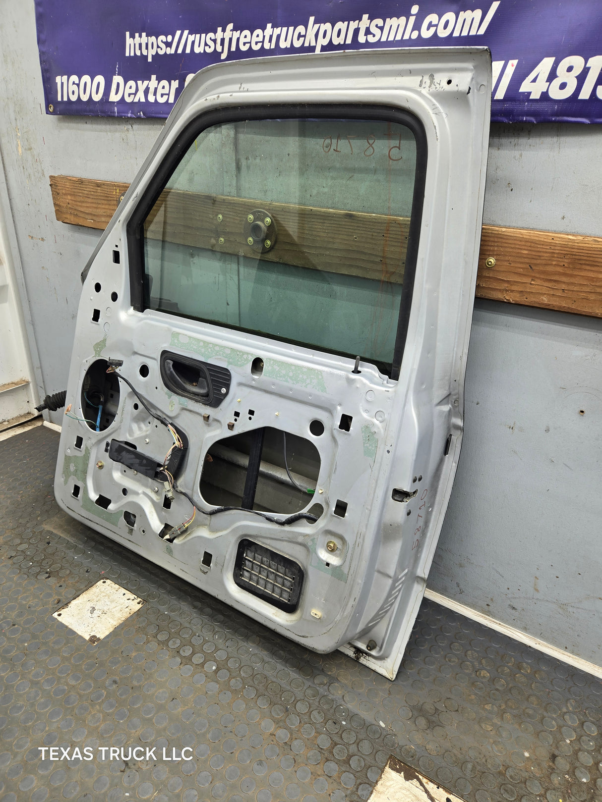 2003-2005 Ford Ranger Passenger Side Front Right Hand Door