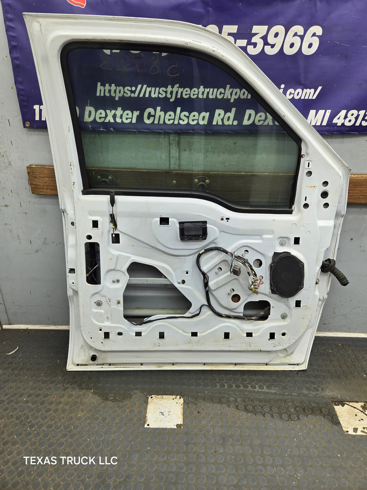 1999-2011 Ford Super Duty LH Driver Side Front Door F250 F350 F450 F550 *Damage
