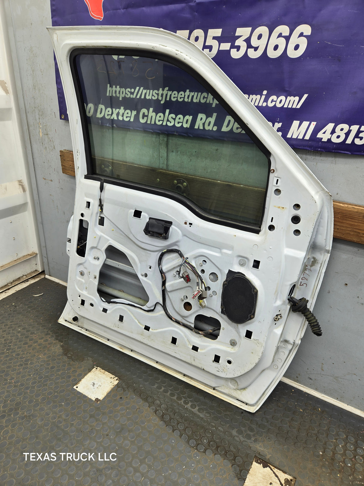 1999-2011 Ford Super Duty LH Driver Side Front Door F250 F350 F450 F550 *Damage