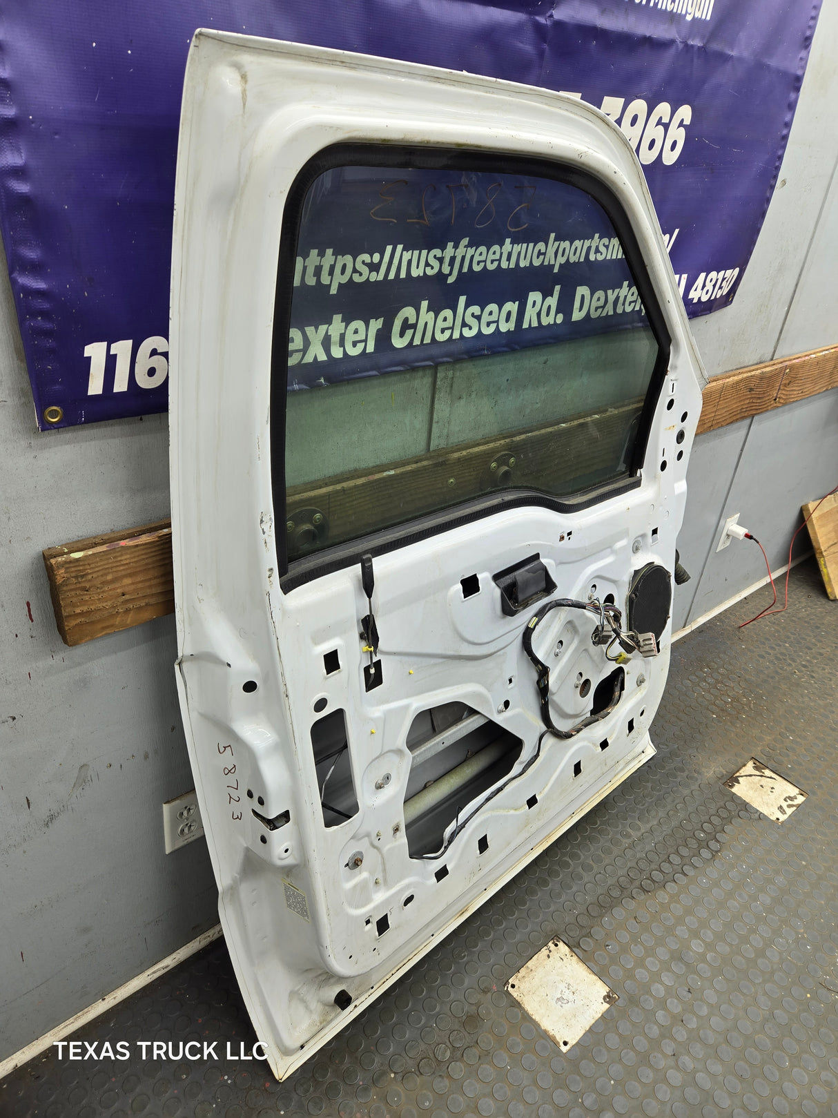 1999-2011 Ford Super Duty LH Driver Side Front Door F250 F350 F450 F550 *Damage