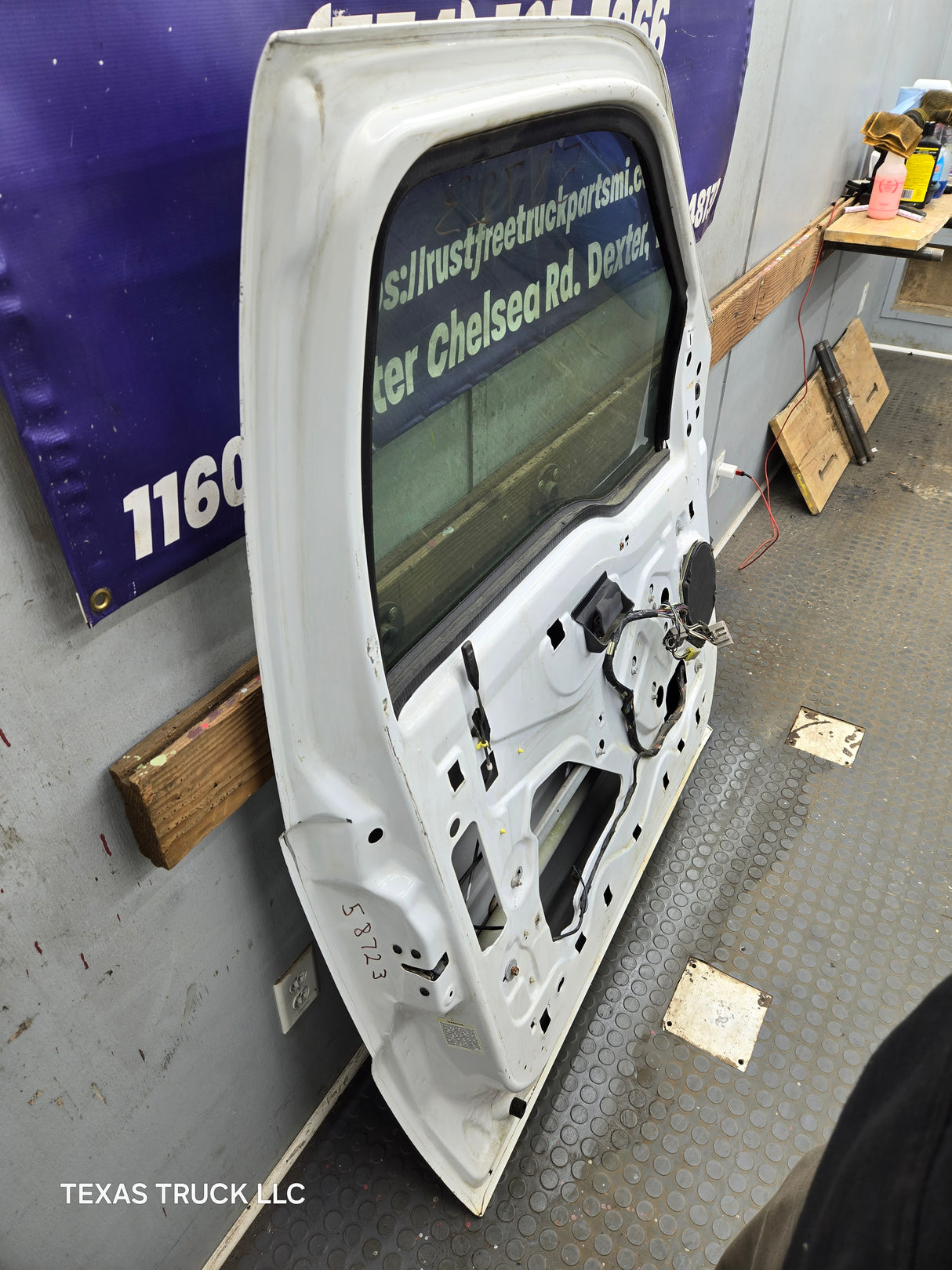 1999-2011 Ford Super Duty LH Driver Side Front Door F250 F350 F450 F550 *Damage