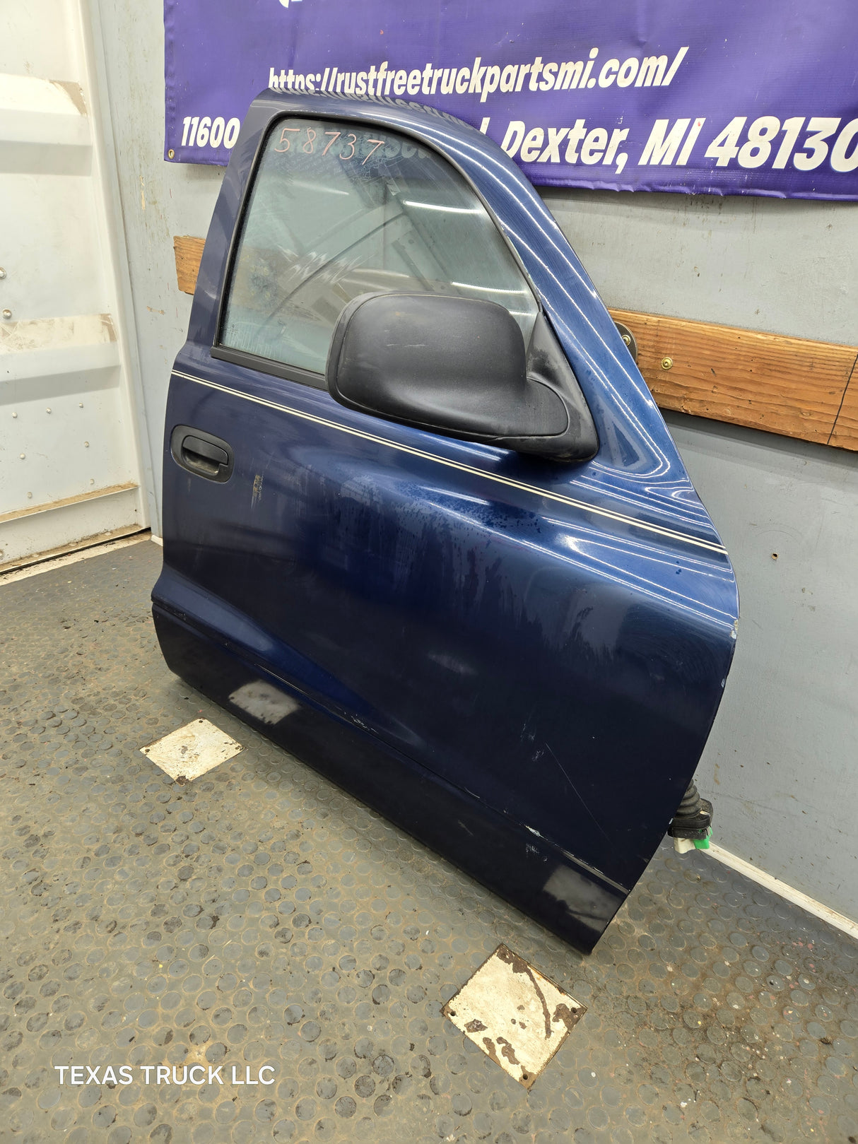 2001–2004 Dodge Dakota Quad Cab Front Passenger Side RH Door