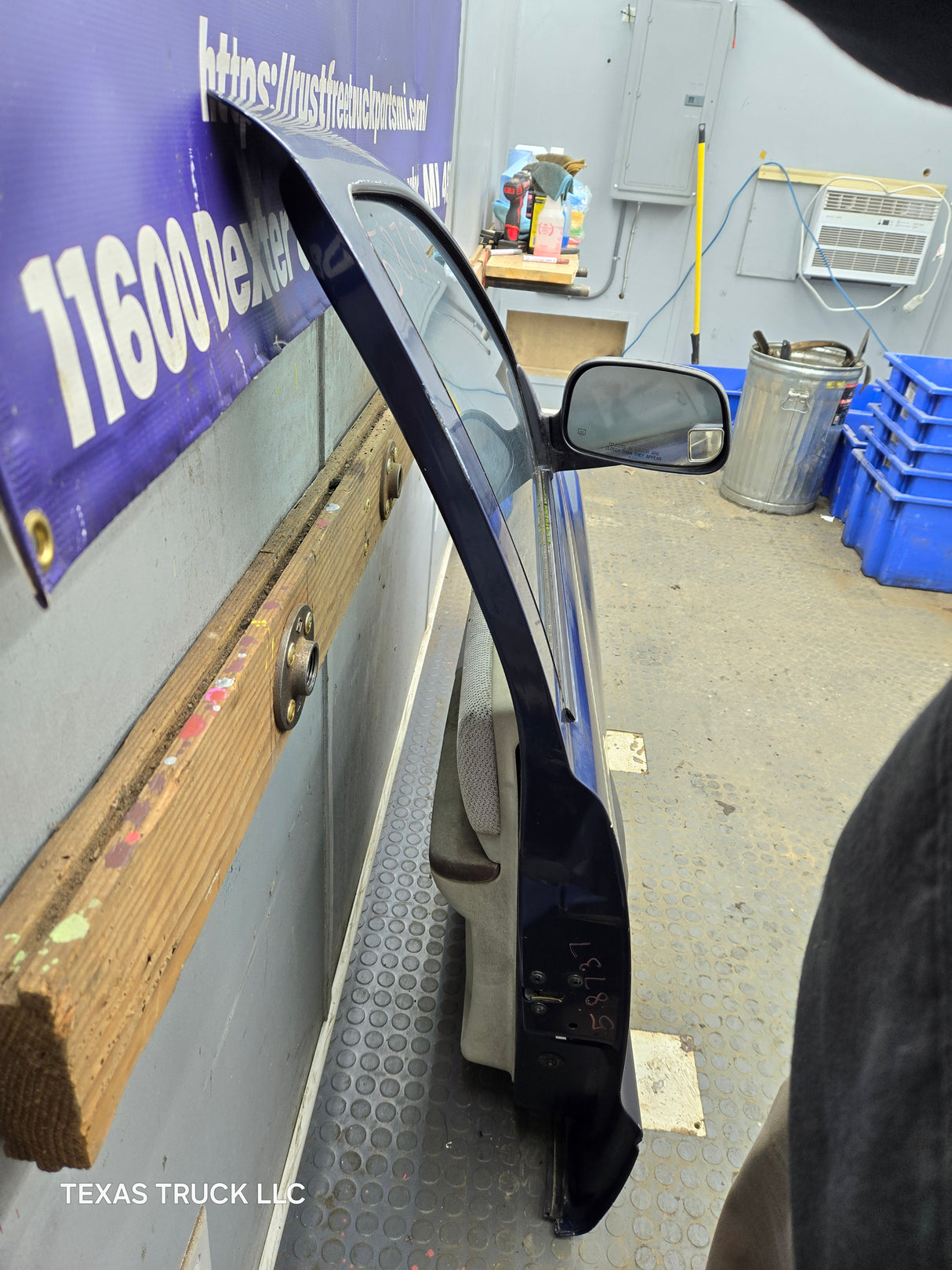 2001–2004 Dodge Dakota Quad Cab Front Passenger Side RH Door