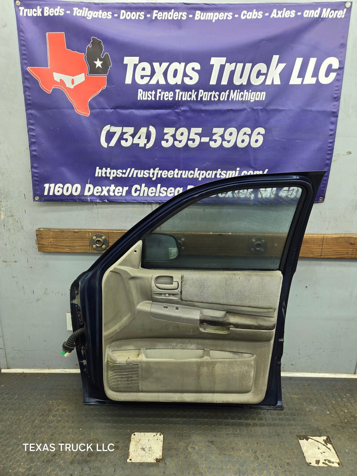2001–2004 Dodge Dakota Quad Cab Front Passenger Side RH Door