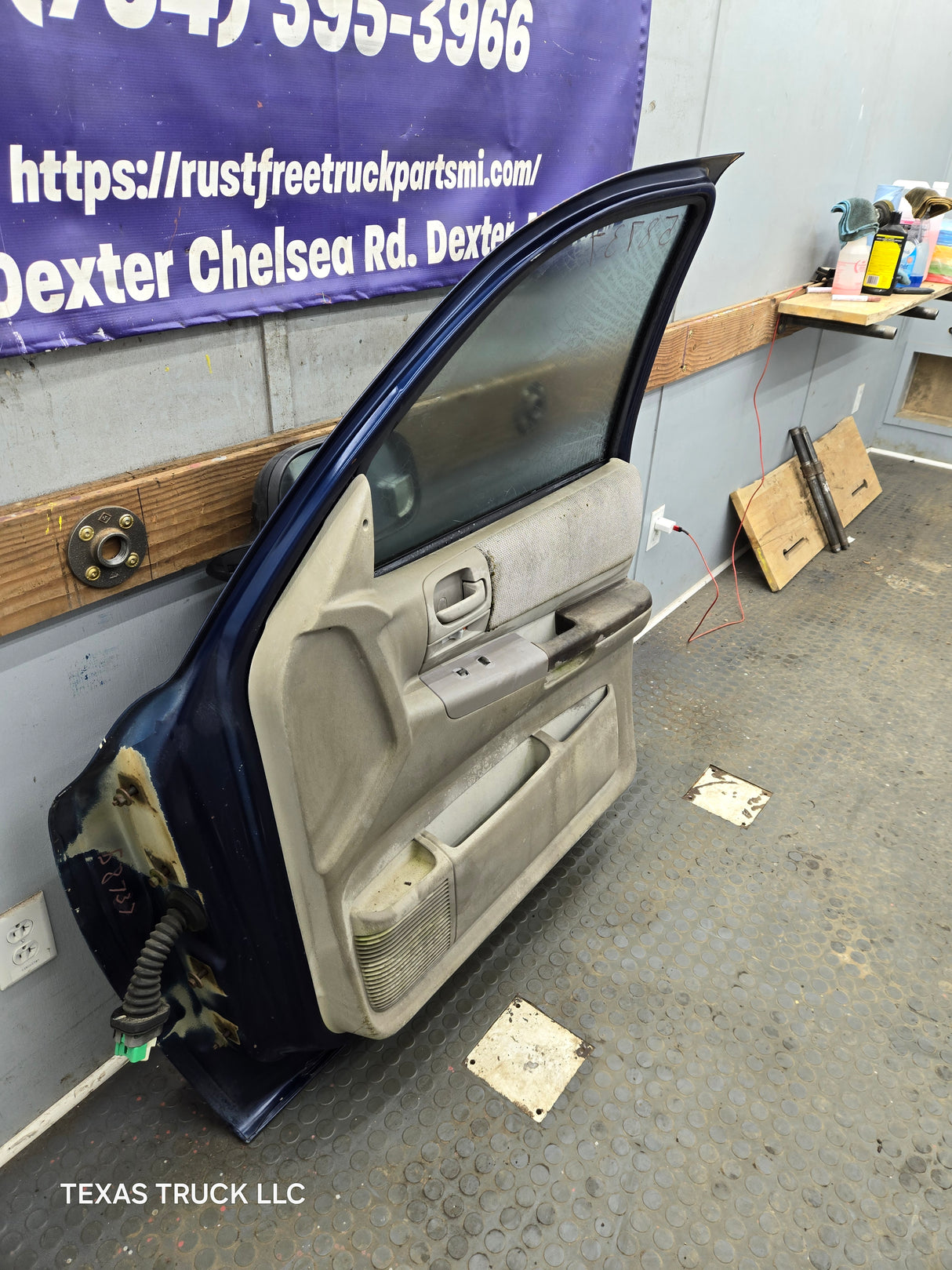 2001–2004 Dodge Dakota Quad Cab Front Passenger Side RH Door
