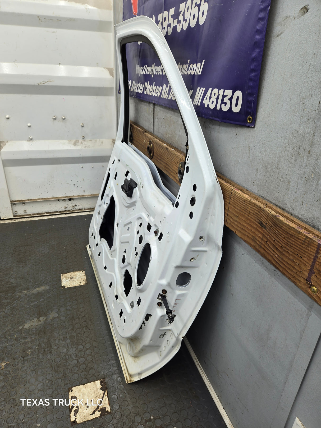 1999-2011 Ford Super Duty LH Driver Side Front Door F250 F350 F450 F550