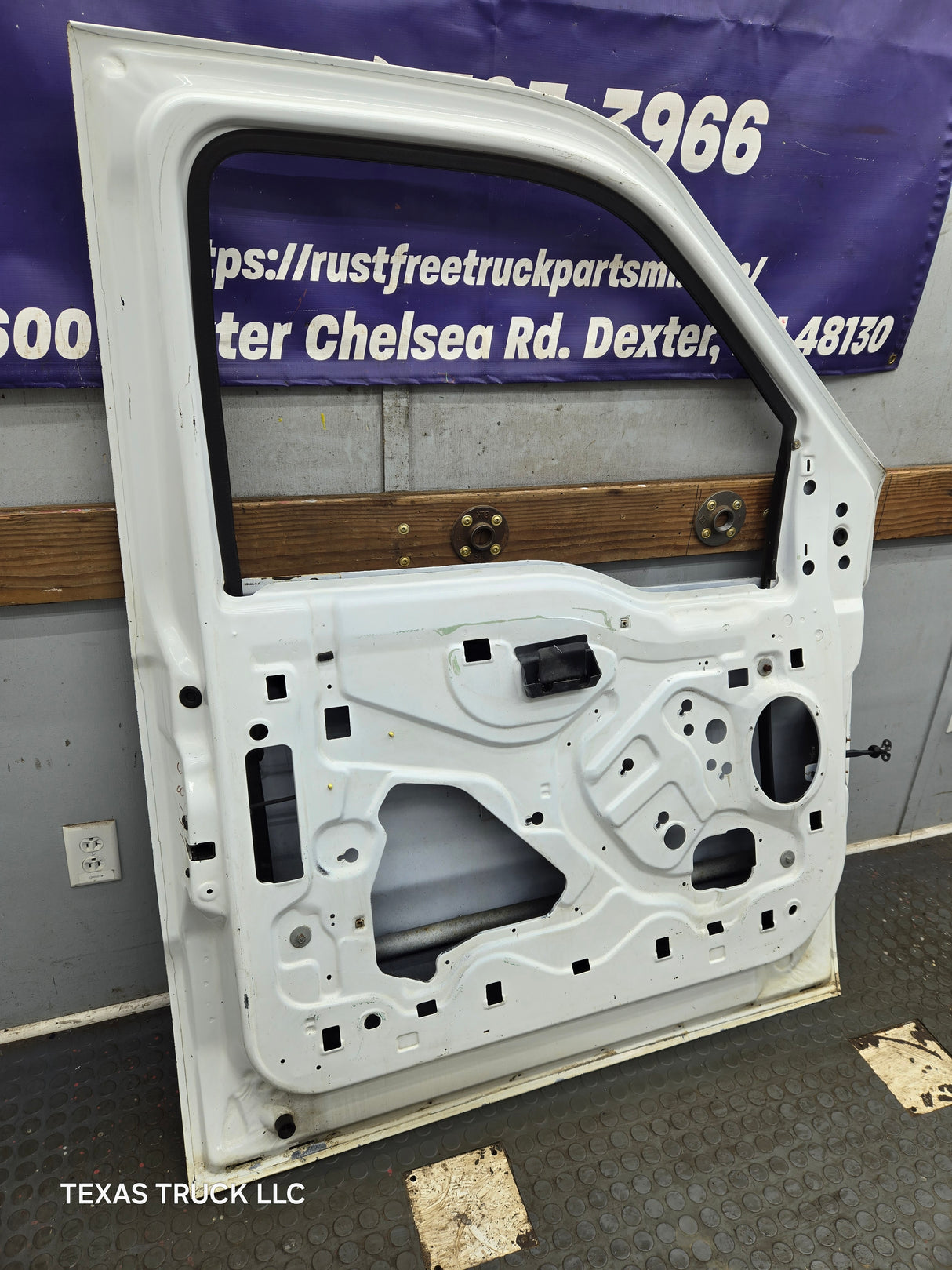 1999-2011 Ford Super Duty LH Driver Side Front Door F250 F350 F450 F550