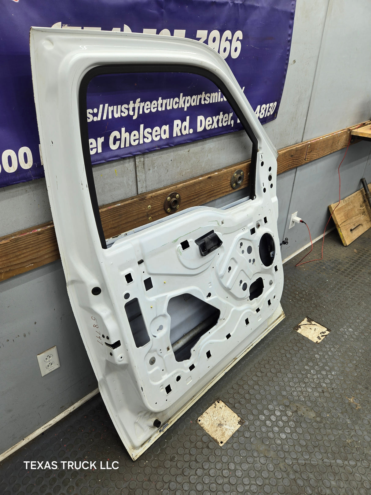 1999-2011 Ford Super Duty LH Driver Side Front Door F250 F350 F450 F550